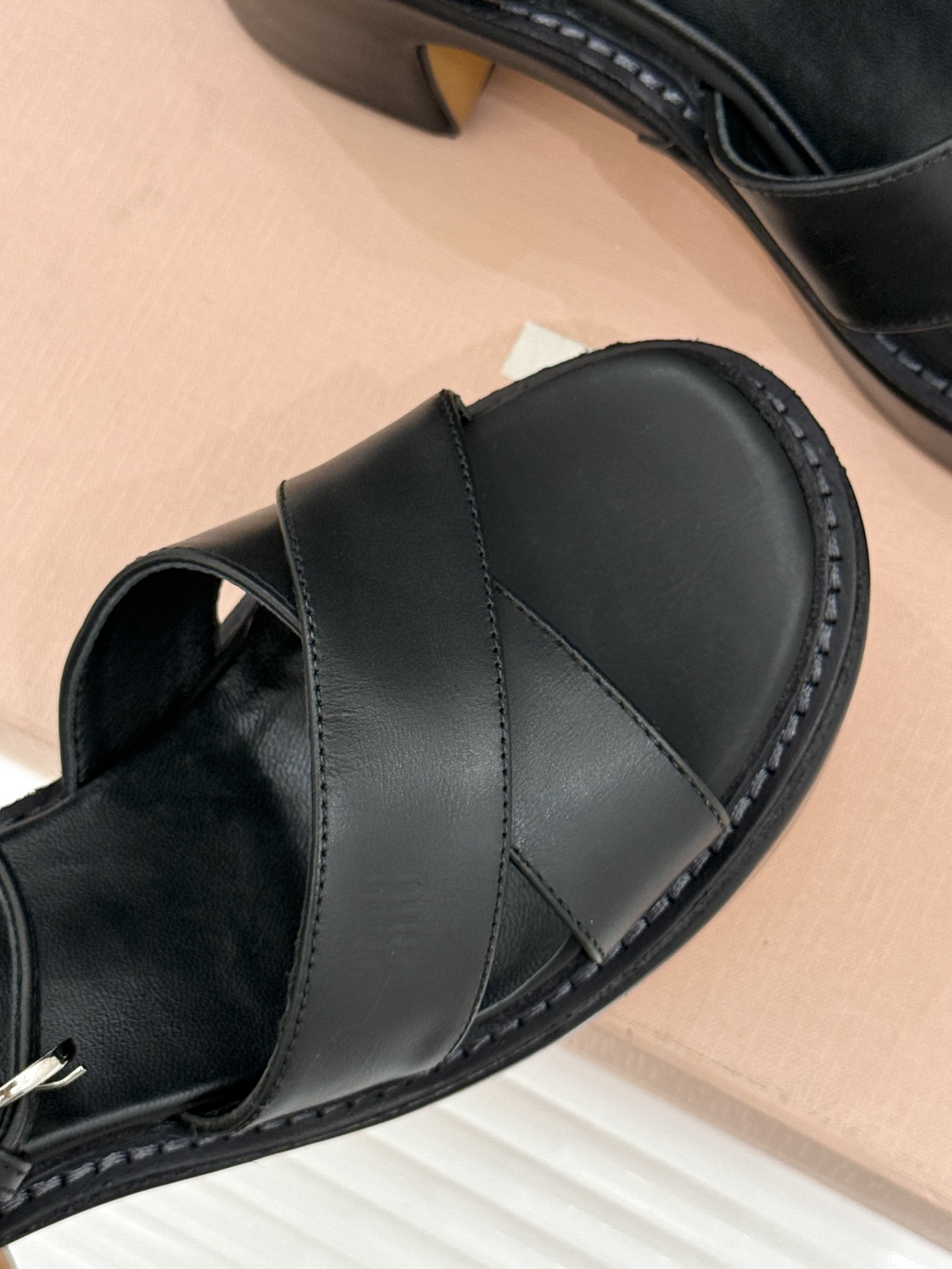 Miu Miu/缪缪26WF新品复古交叉带防水台粗跟凉鞋 Miu Miu以90年代复古美学重塑高跟凉鞋的
