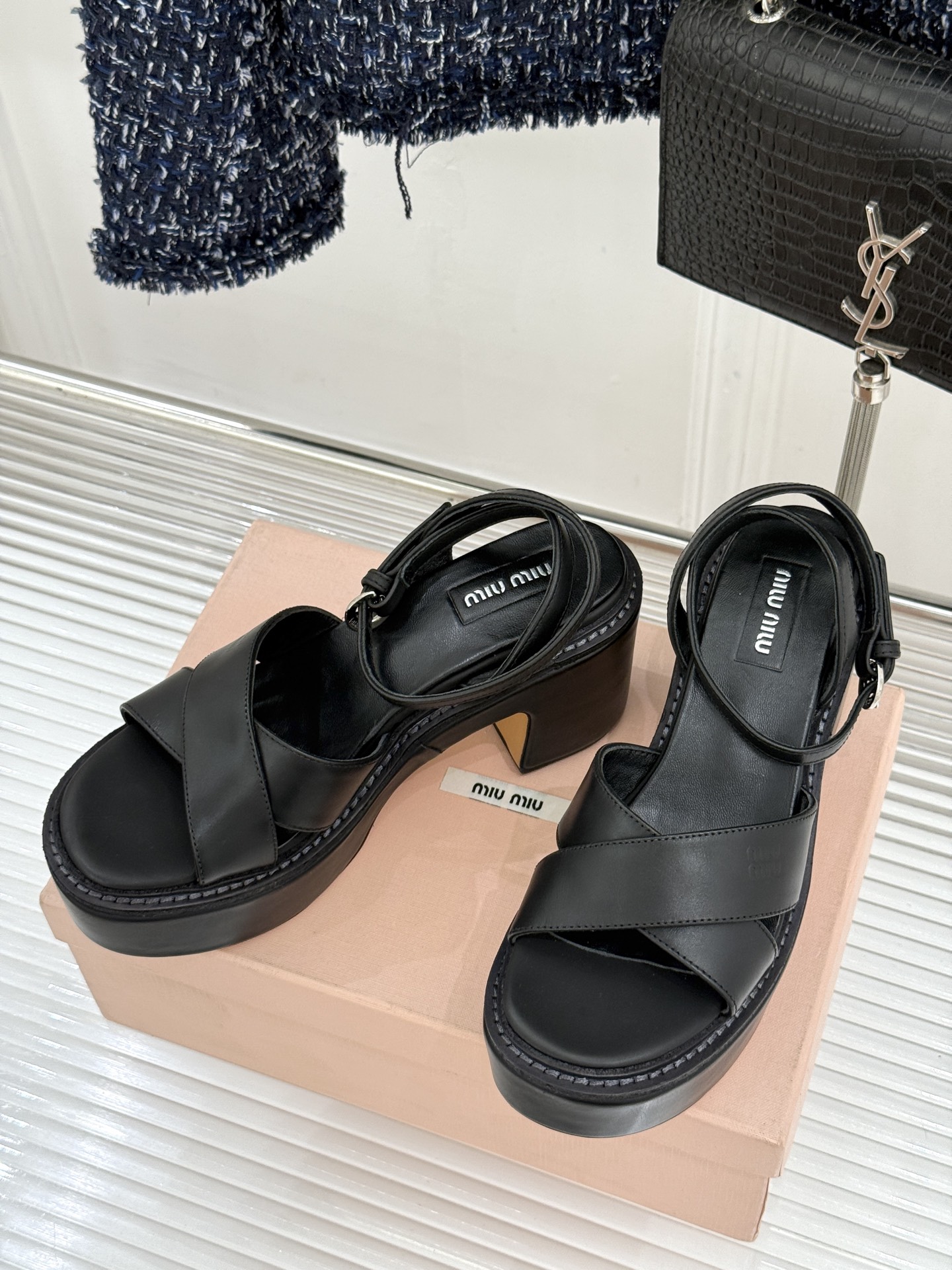 Miu Miu/缪缪26WF新品复古交叉带防水台粗跟凉鞋 Miu Miu以90年代复古美学重塑高跟凉鞋的