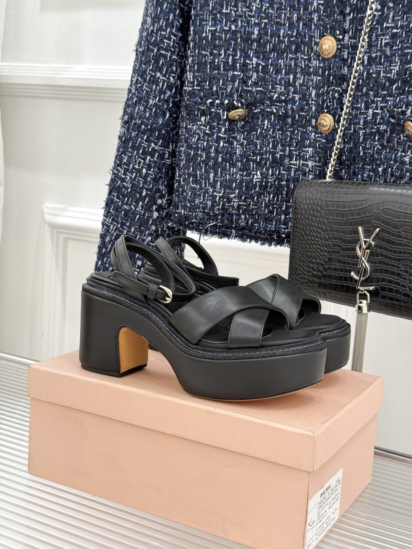 Miu Miu/缪缪26WF新品复古交叉带防水台粗跟凉鞋 Miu Miu以90年代复古美学重塑高跟凉鞋的