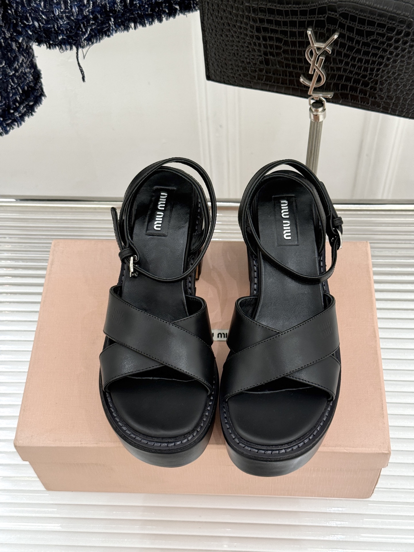 Miu Miu/缪缪26WF新品复古交叉带防水台粗跟凉鞋 Miu Miu以90年代复古美学重塑高跟凉鞋的