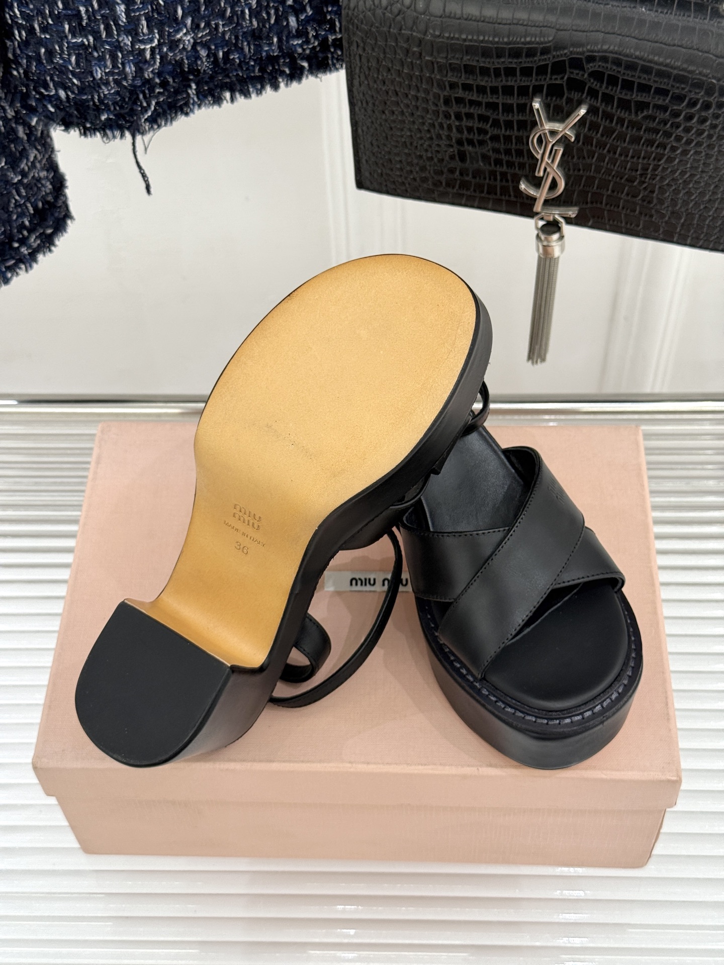 Miu Miu/缪缪26WF新品复古交叉带防水台粗跟凉鞋 Miu Miu以90年代复古美学重塑高跟凉鞋的