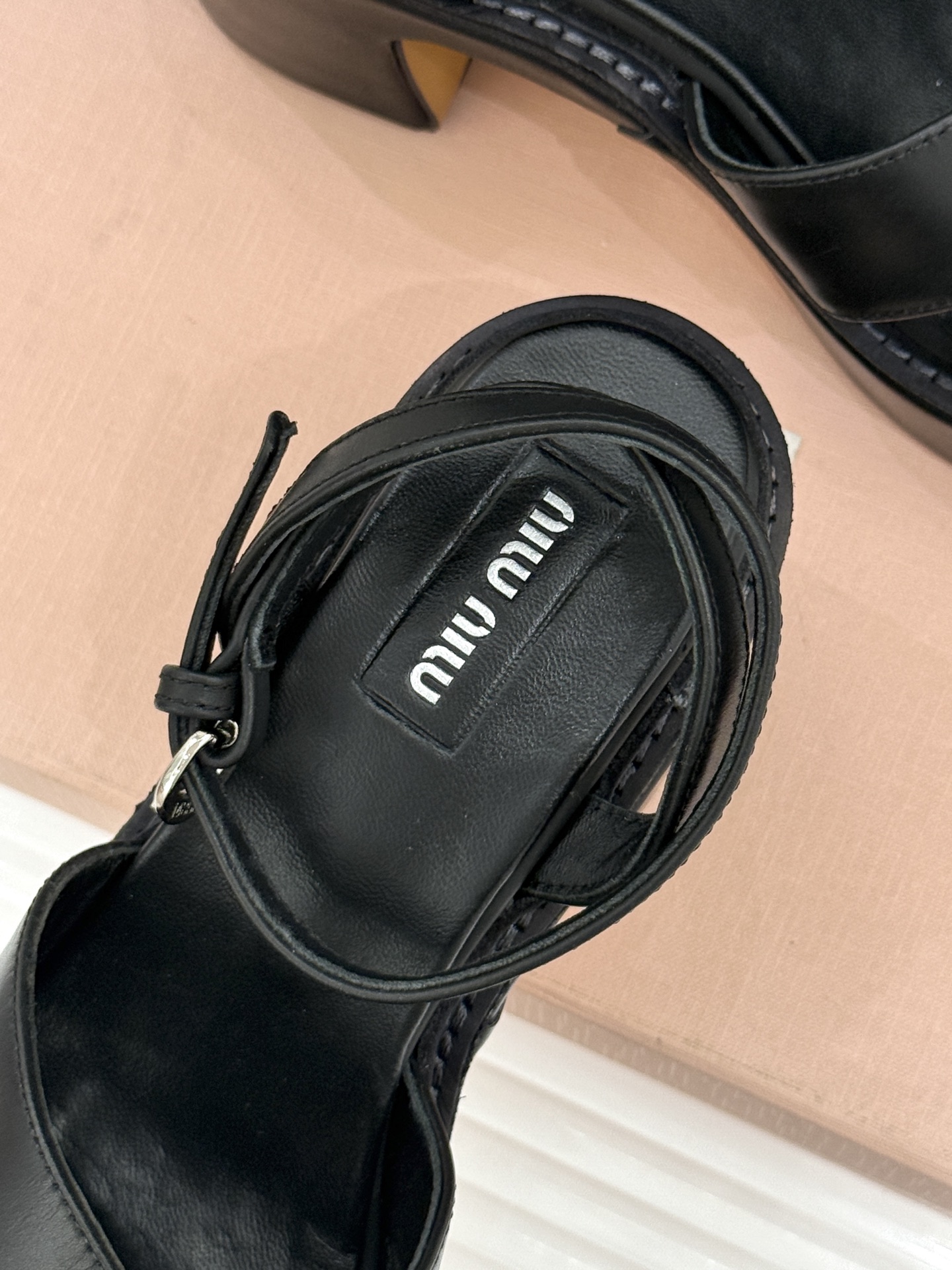 Miu Miu/缪缪26WF新品复古交叉带防水台粗跟凉鞋 Miu Miu以90年代复古美学重塑高跟凉鞋的
