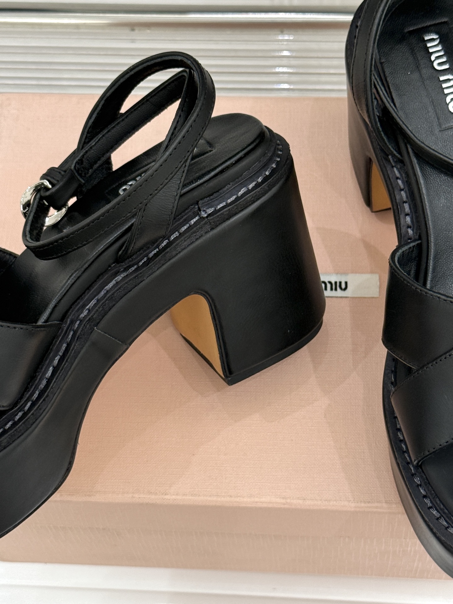 Miu Miu/缪缪26WF新品复古交叉带防水台粗跟凉鞋 Miu Miu以90年代复古美学重塑高跟凉鞋的