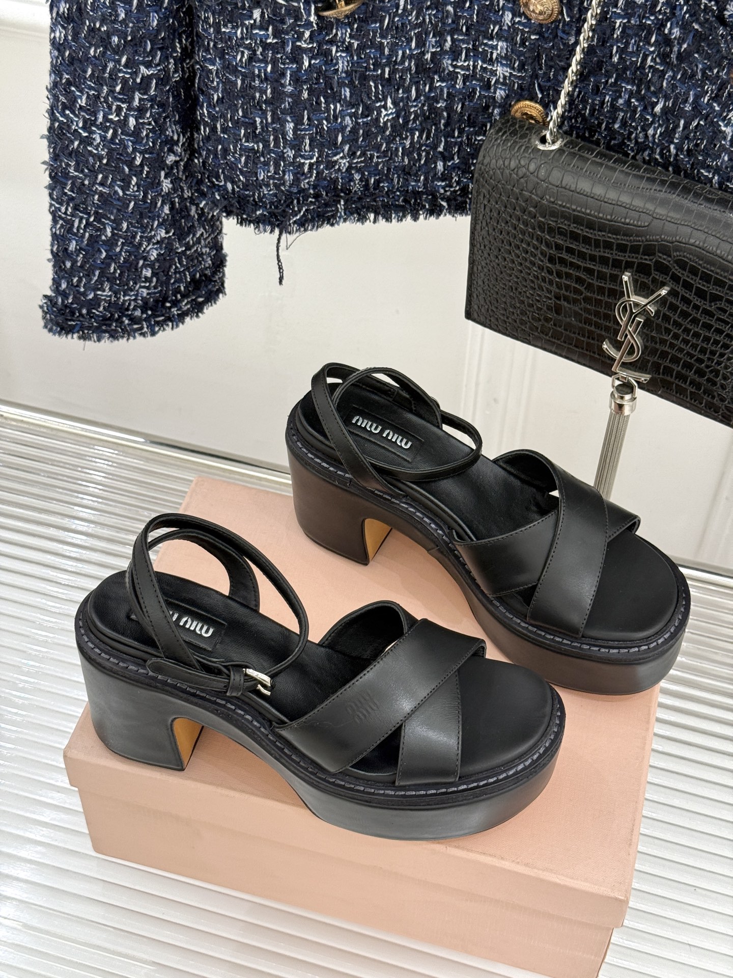 Miu Miu/缪缪26WF新品复古交叉带防水台粗跟凉鞋 Miu Miu以90年代复古美学重塑高跟凉鞋的