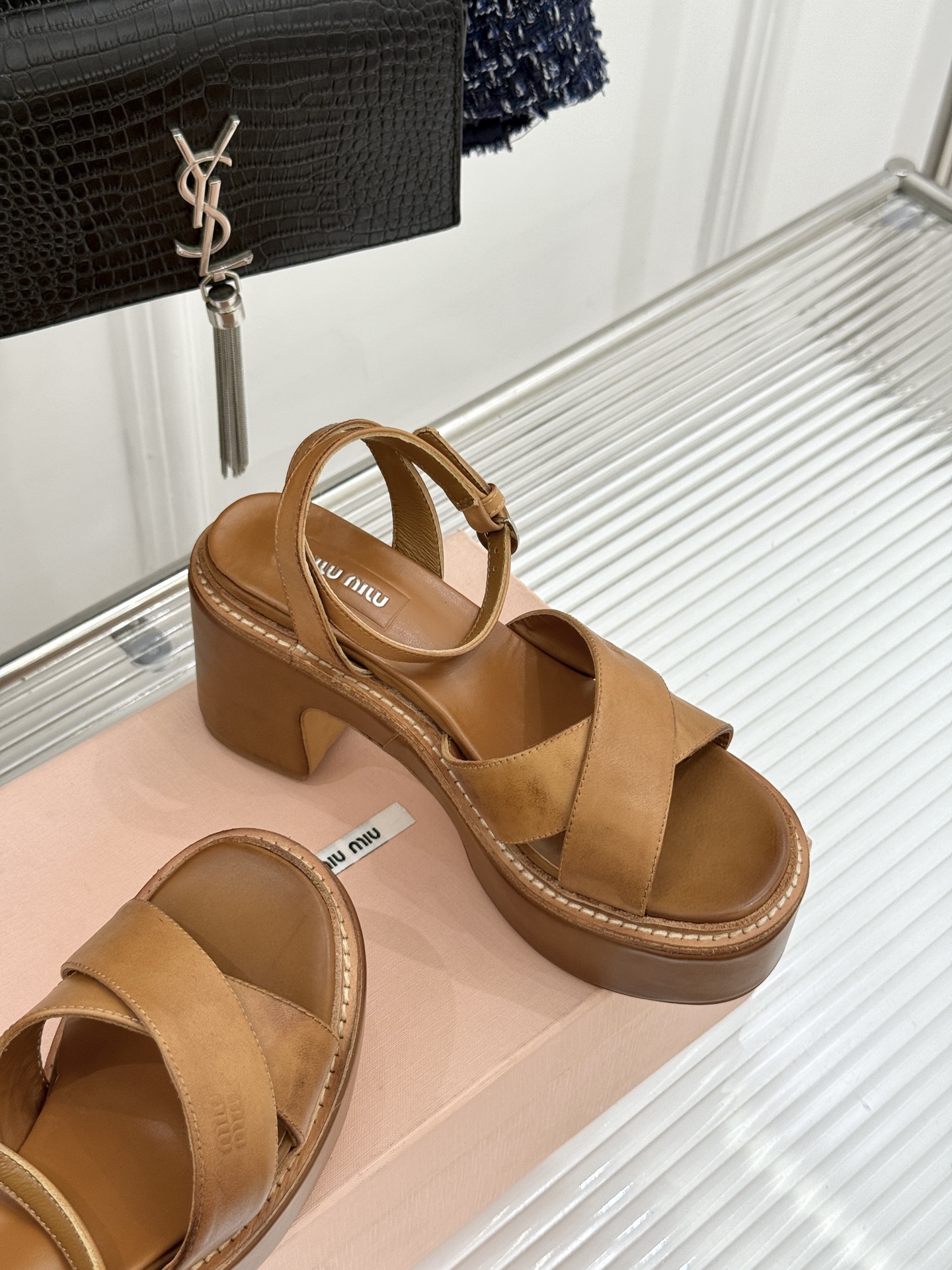 Miu Miu/缪缪26WF新品复古交叉带防水台粗跟凉鞋 Miu Miu以90年代复古美学重塑高跟凉鞋的