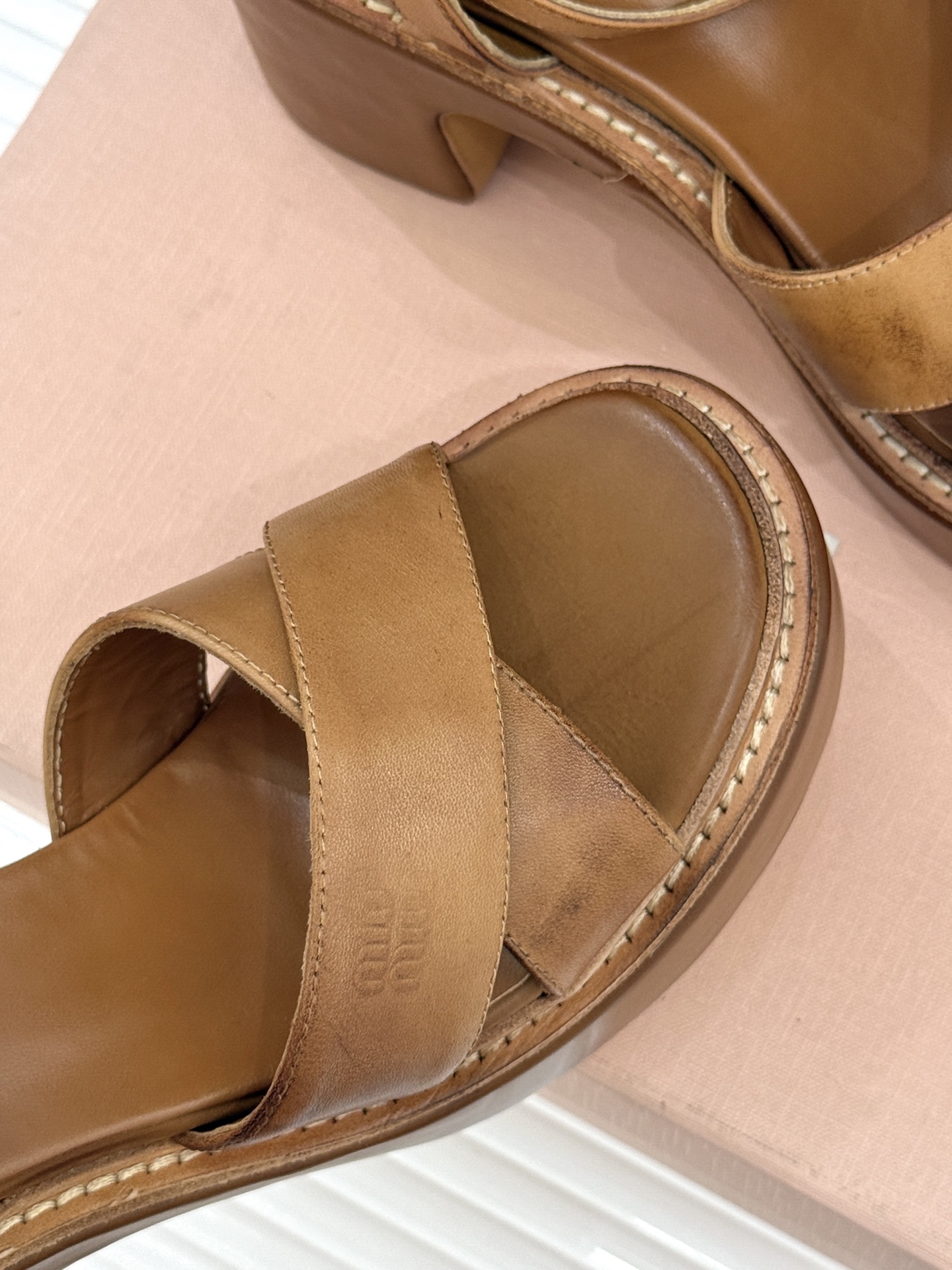 Miu Miu/缪缪26WF新品复古交叉带防水台粗跟凉鞋 Miu Miu以90年代复古美学重塑高跟凉鞋的