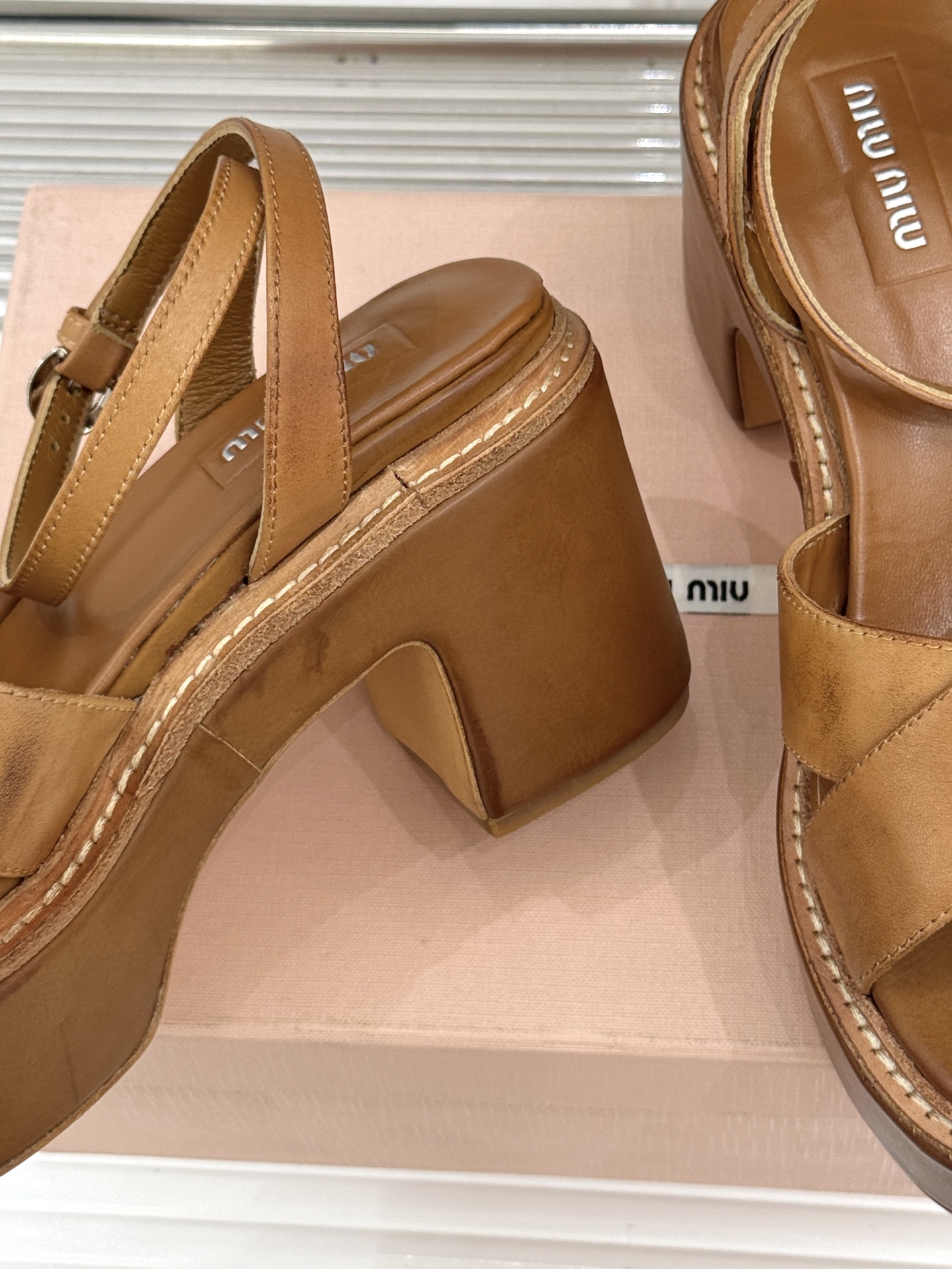 Miu Miu/缪缪26WF新品复古交叉带防水台粗跟凉鞋 Miu Miu以90年代复古美学重塑高跟凉鞋的