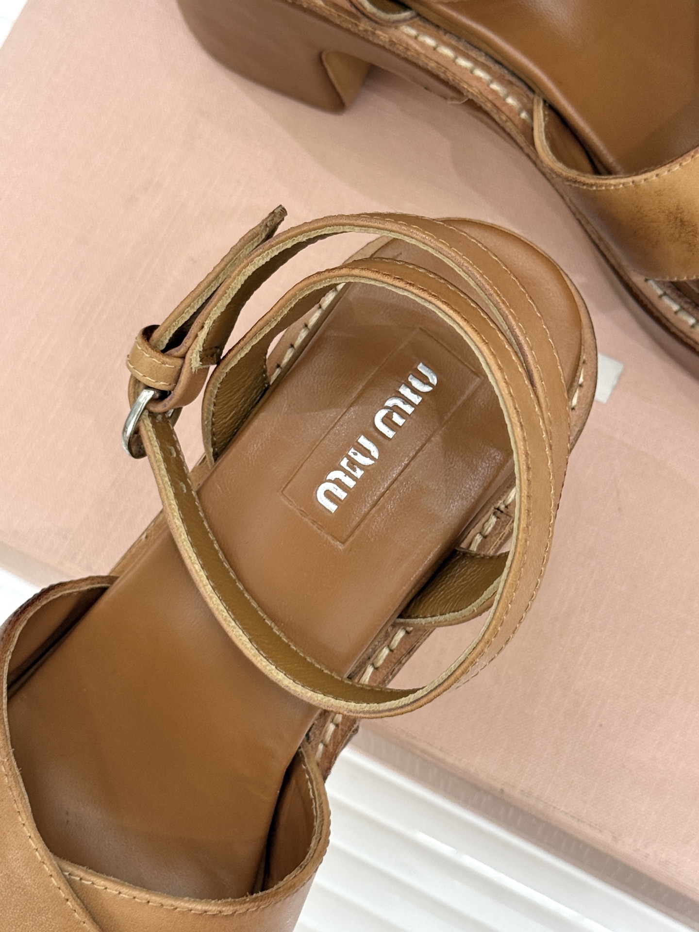 Miu Miu/缪缪26WF新品复古交叉带防水台粗跟凉鞋 Miu Miu以90年代复古美学重塑高跟凉鞋的