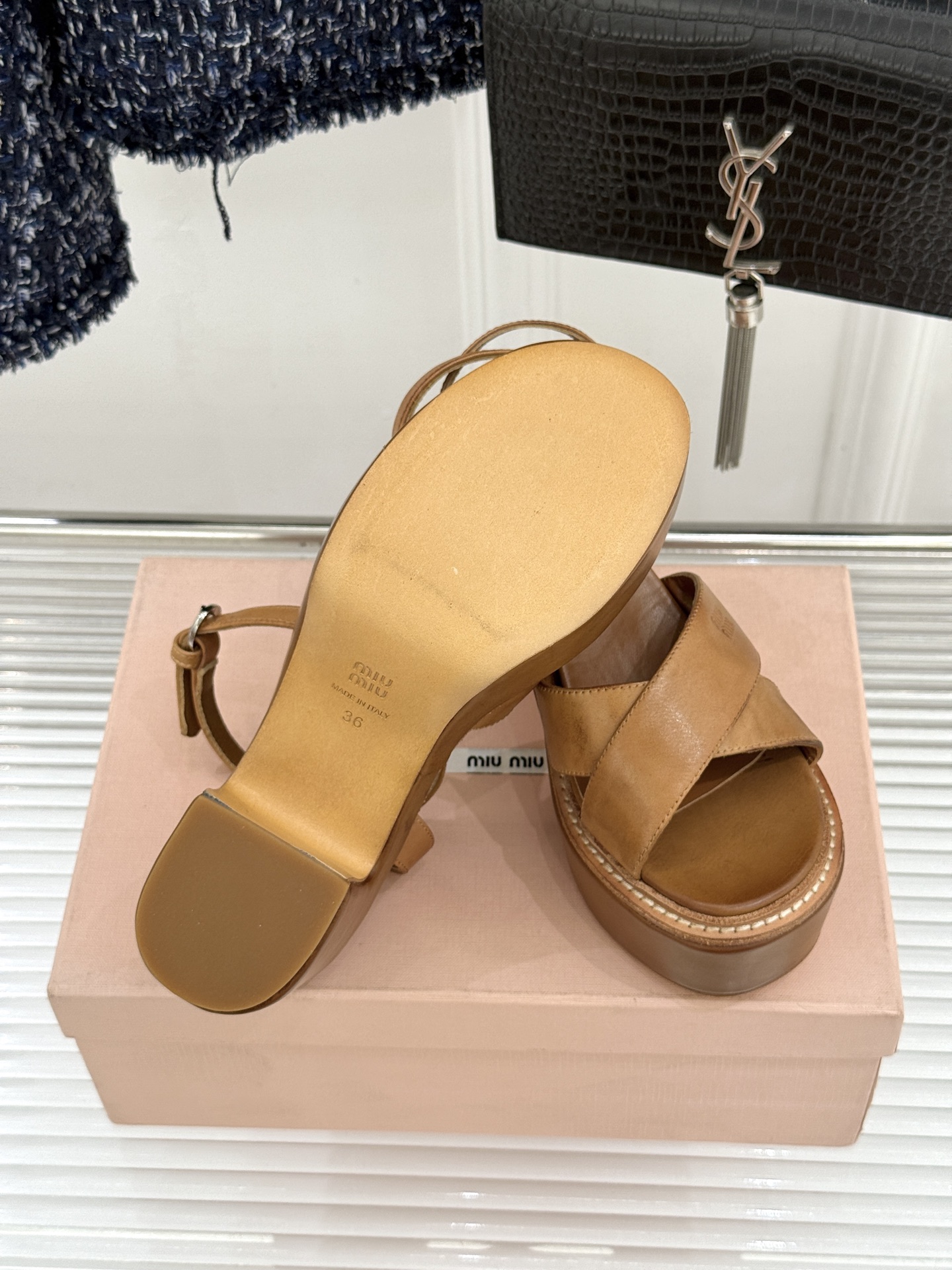 Miu Miu/缪缪26WF新品复古交叉带防水台粗跟凉鞋 Miu Miu以90年代复古美学重塑高跟凉鞋的