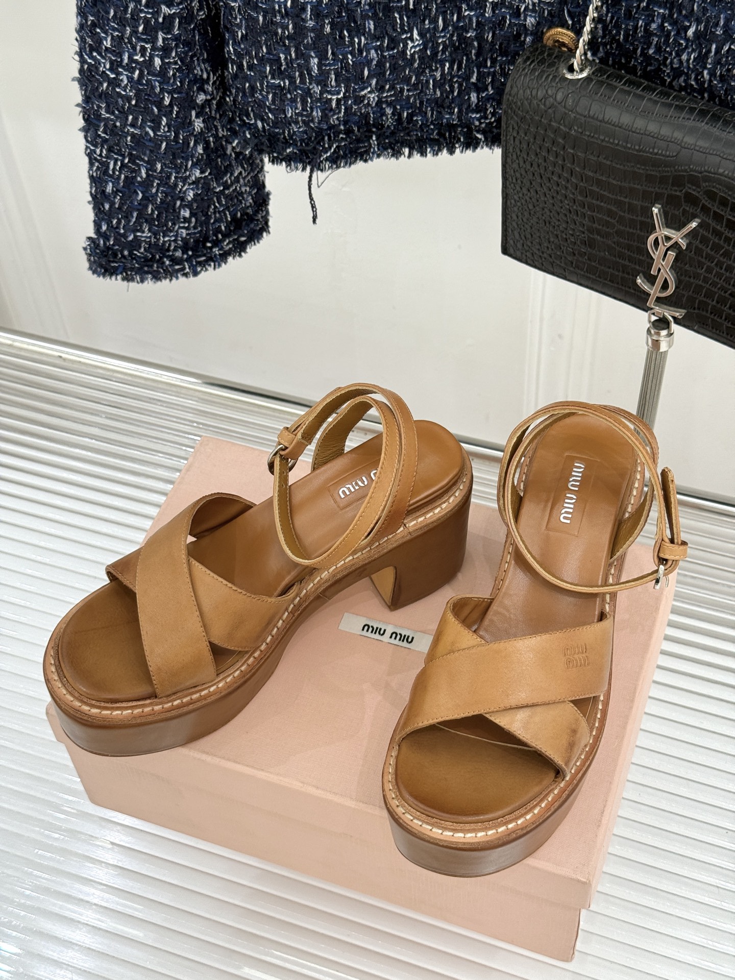 Miu Miu/缪缪26WF新品复古交叉带防水台粗跟凉鞋 Miu Miu以90年代复古美学重塑高跟凉鞋的