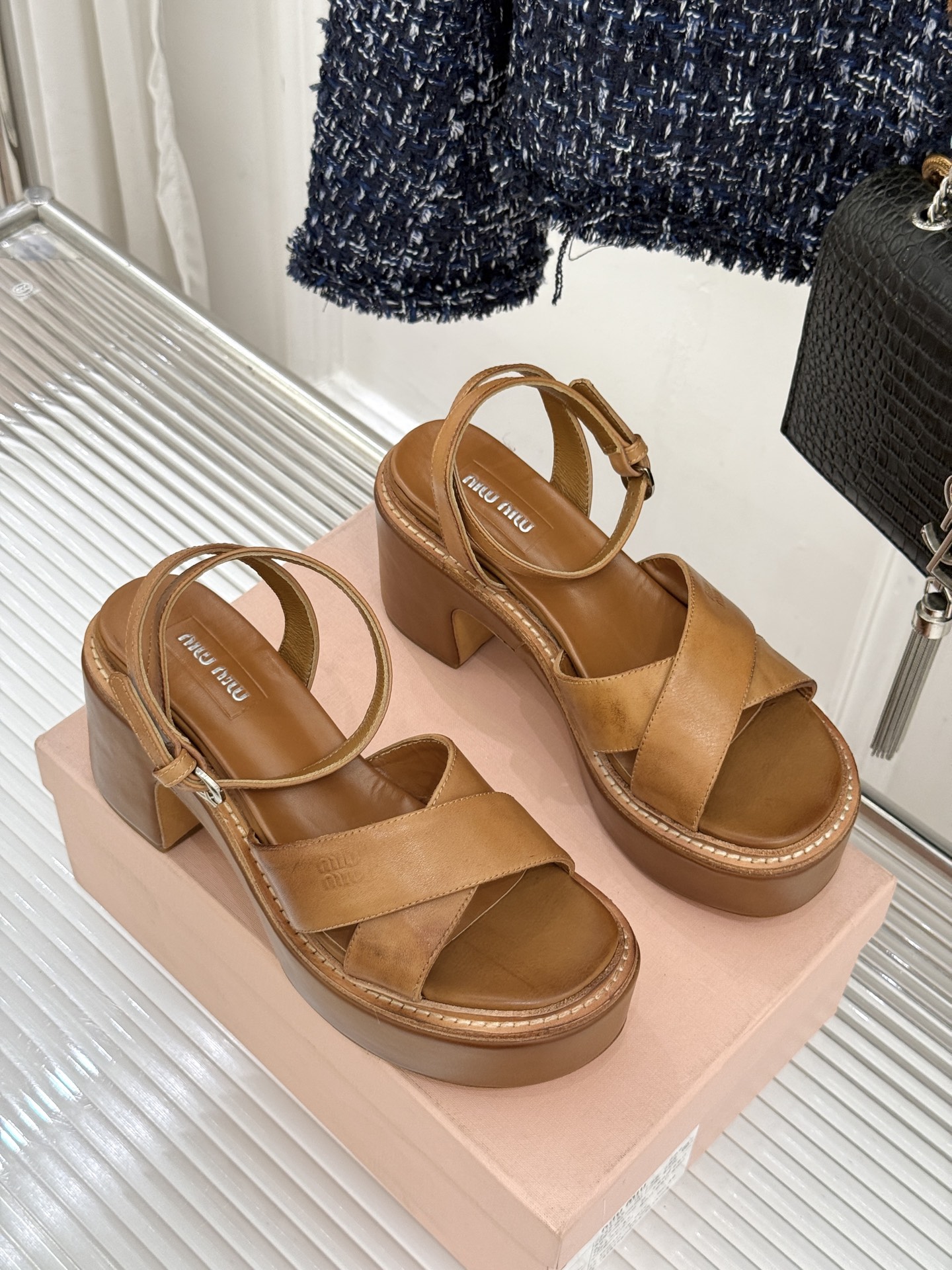 Miu Miu/缪缪26WF新品复古交叉带防水台粗跟凉鞋 Miu Miu以90年代复古美学重塑高跟凉鞋的