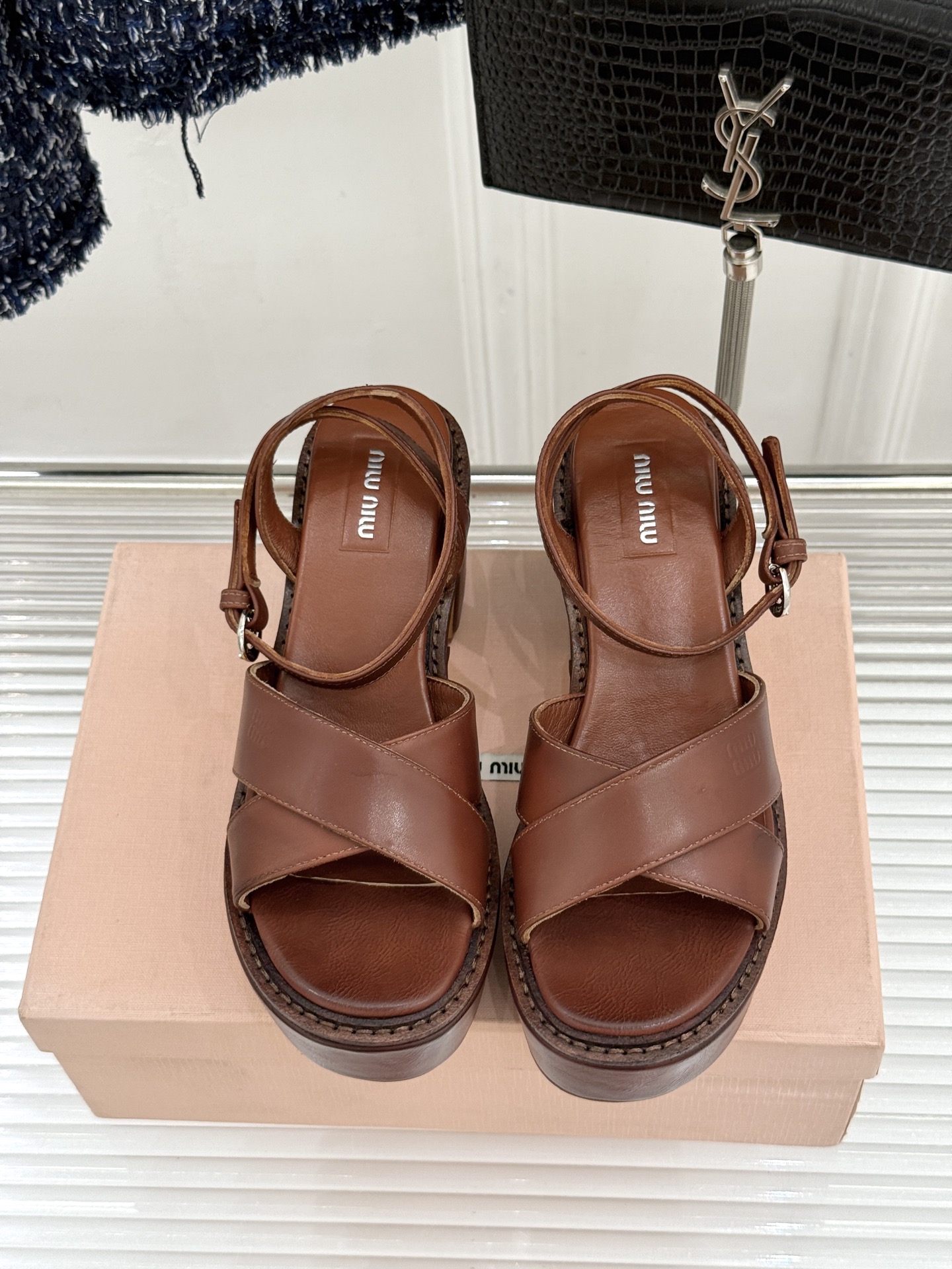 Miu Miu/缪缪26WF新品复古交叉带防水台粗跟凉鞋 Miu Miu以90年代复古美学重塑高跟凉鞋的