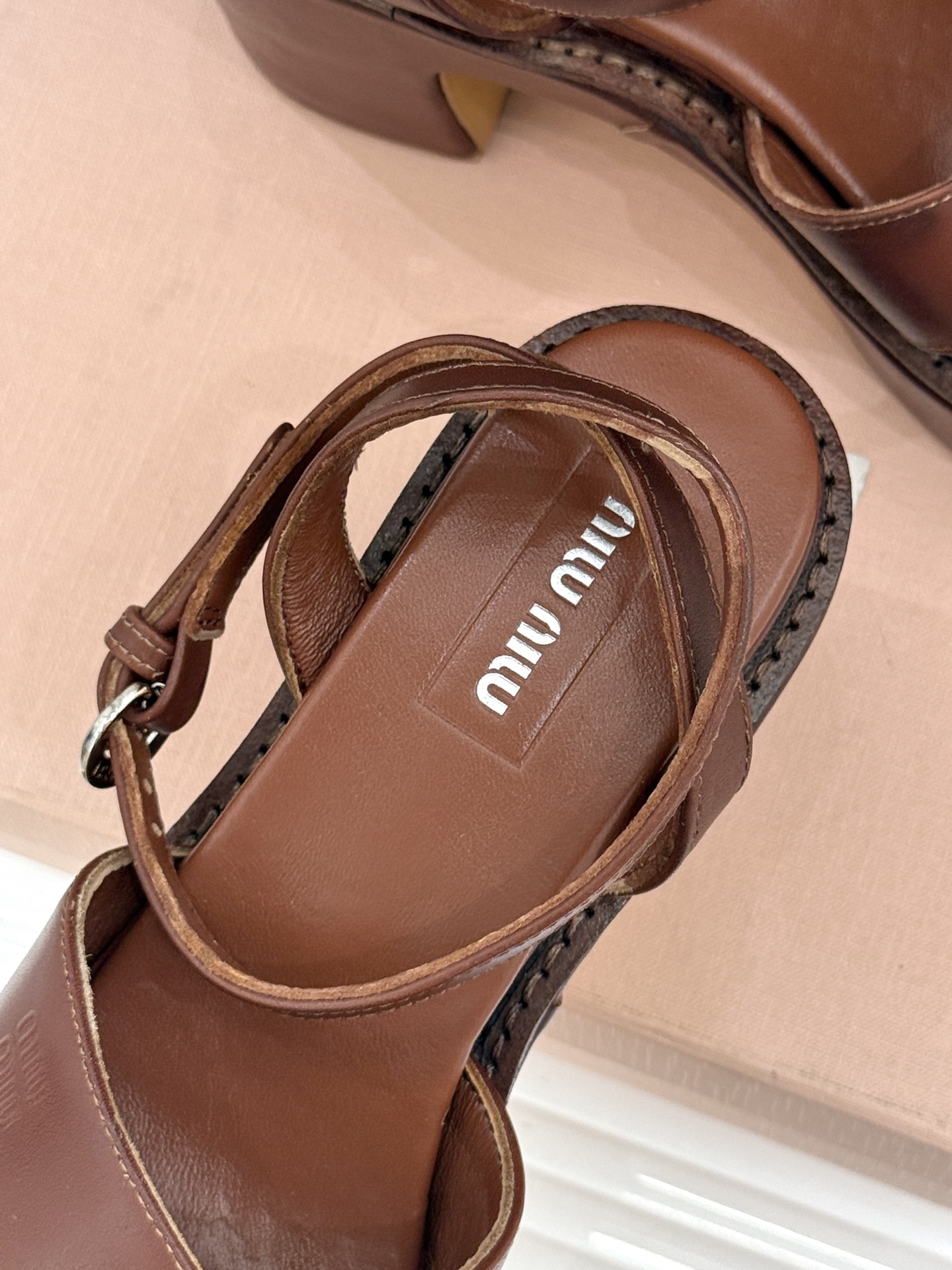 Miu Miu/缪缪26WF新品复古交叉带防水台粗跟凉鞋 Miu Miu以90年代复古美学重塑高跟凉鞋的