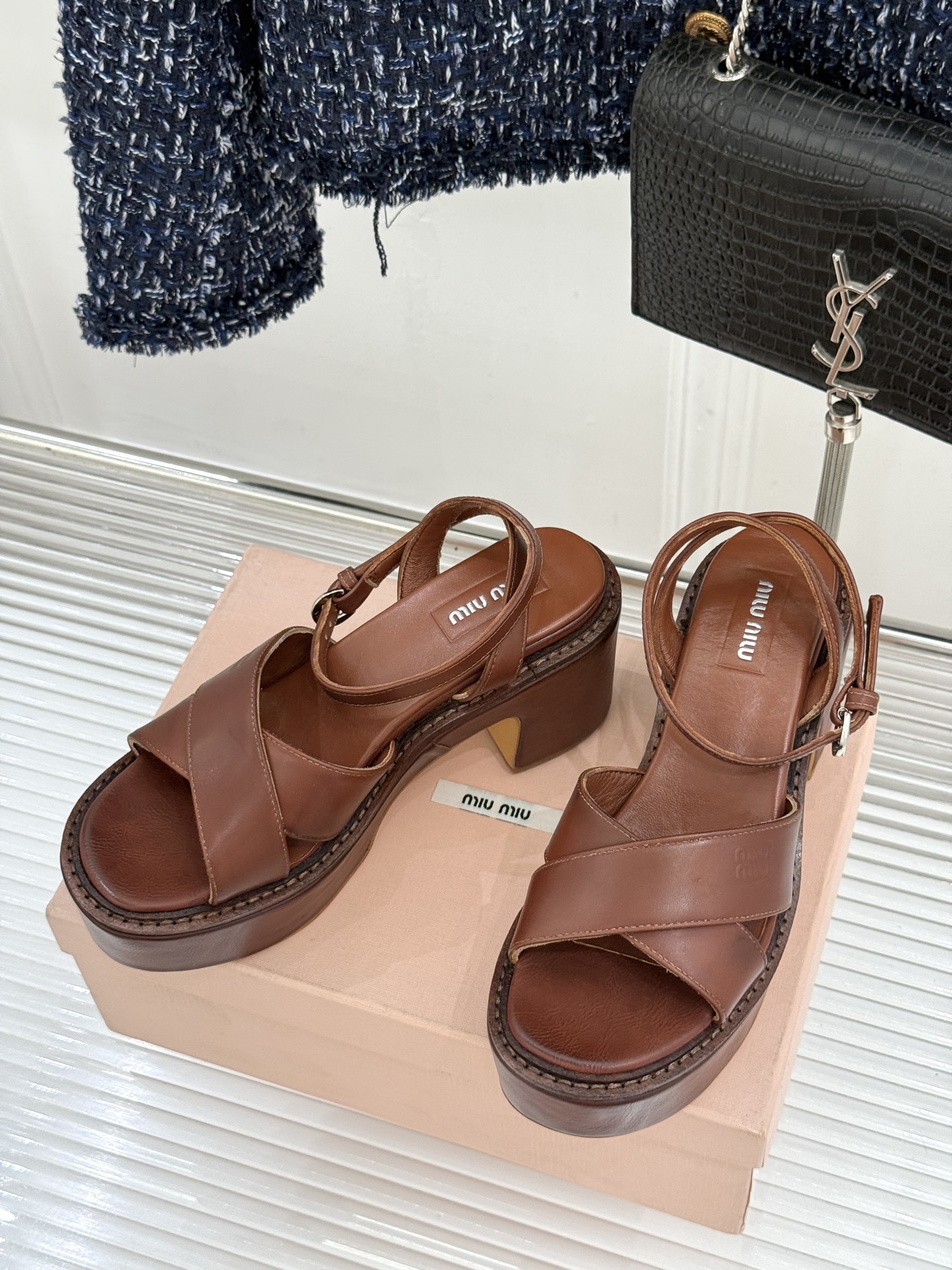 Miu Miu/缪缪26WF新品复古交叉带防水台粗跟凉鞋 Miu Miu以90年代复古美学重塑高跟凉鞋的