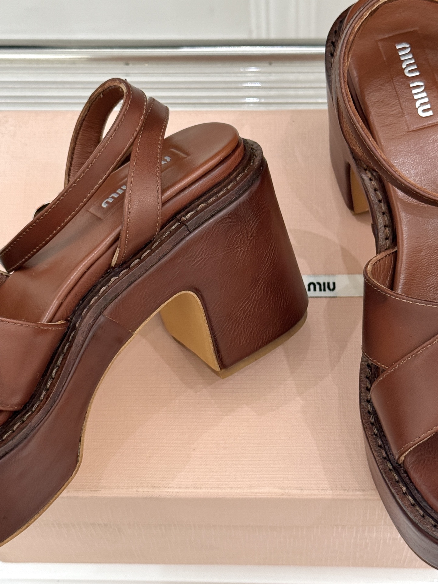 Miu Miu/缪缪26WF新品复古交叉带防水台粗跟凉鞋 Miu Miu以90年代复古美学重塑高跟凉鞋的