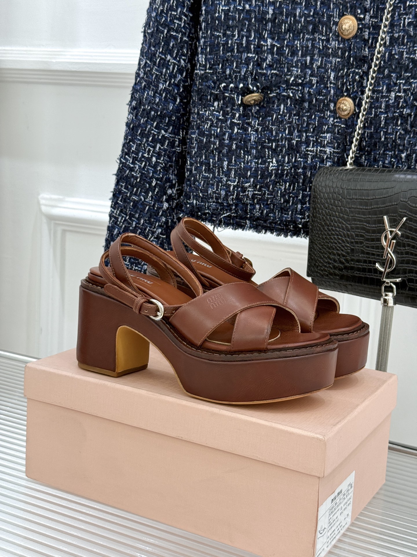 Miu Miu/缪缪26WF新品复古交叉带防水台粗跟凉鞋 Miu Miu以90年代复古美学重塑高跟凉鞋的