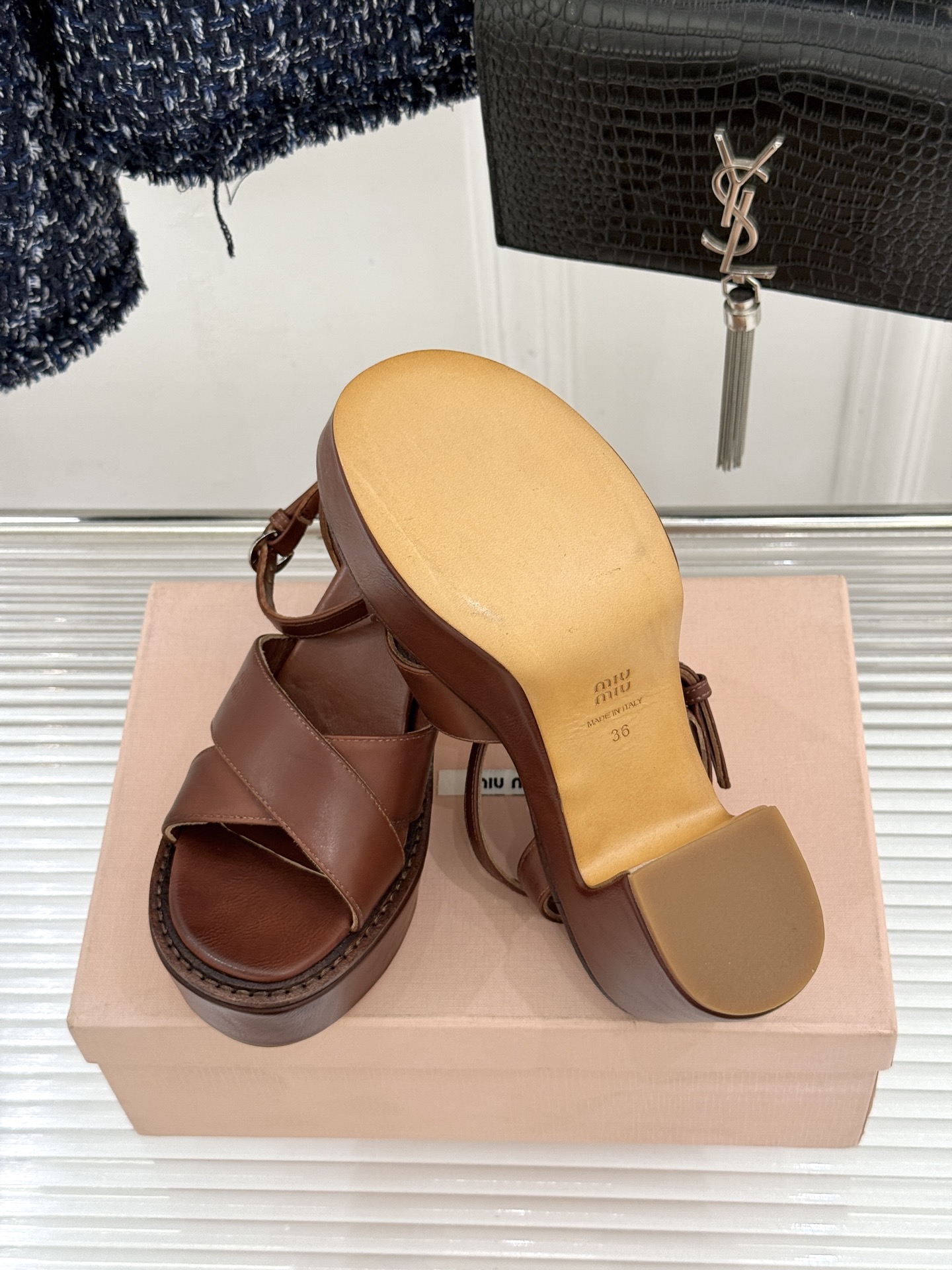 Miu Miu/缪缪26WF新品复古交叉带防水台粗跟凉鞋 Miu Miu以90年代复古美学重塑高跟凉鞋的