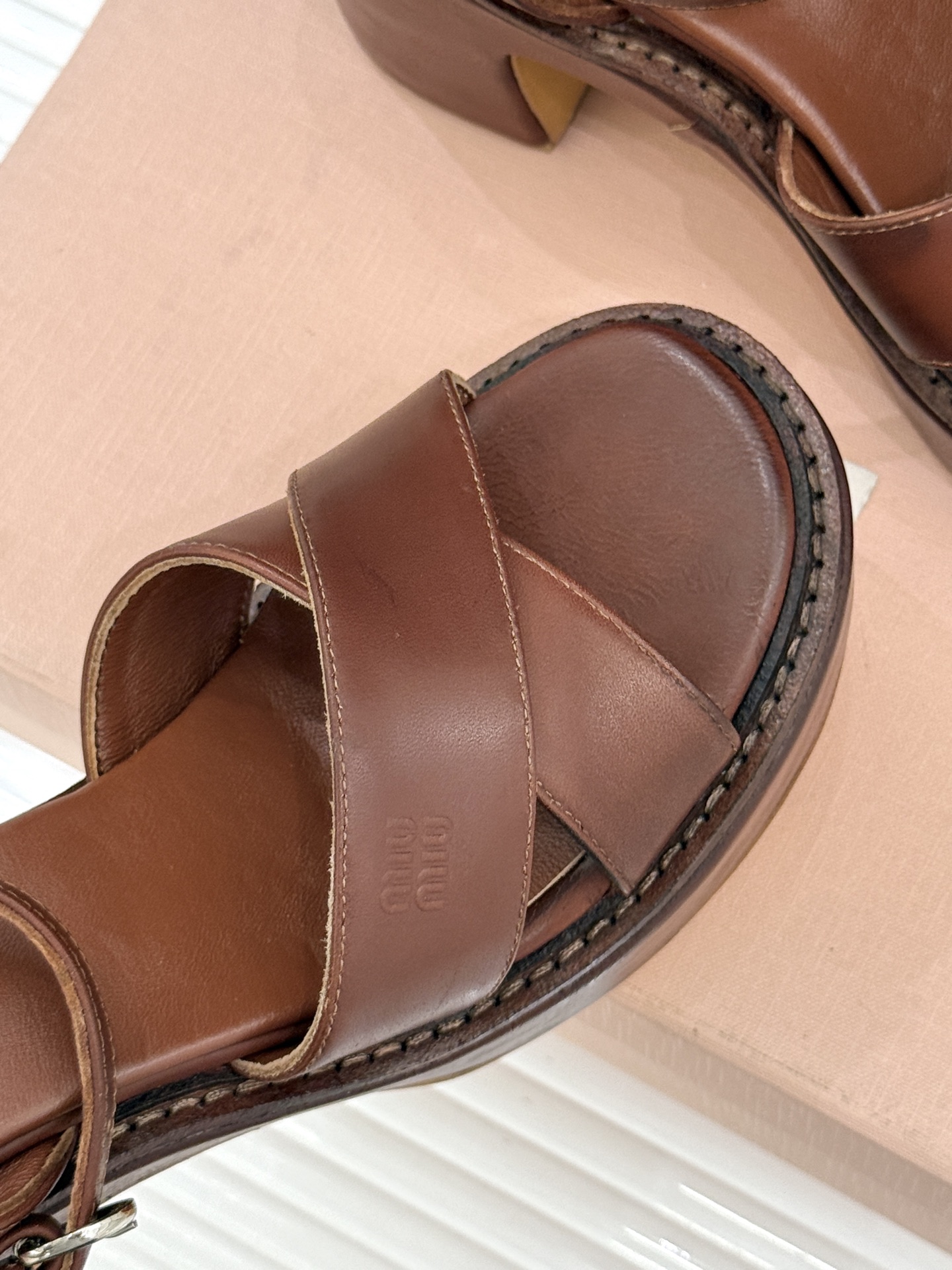 Miu Miu/缪缪26WF新品复古交叉带防水台粗跟凉鞋 Miu Miu以90年代复古美学重塑高跟凉鞋的