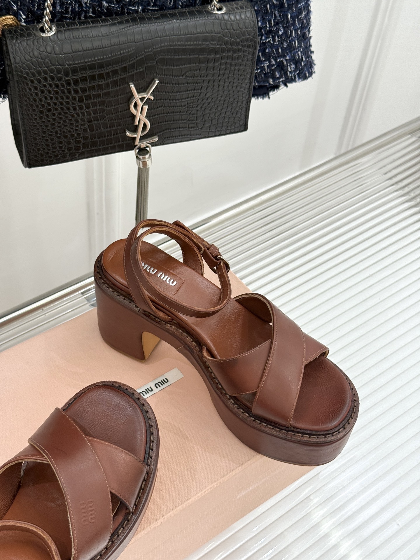 Miu Miu/缪缪26WF新品复古交叉带防水台粗跟凉鞋 Miu Miu以90年代复古美学重塑高跟凉鞋的