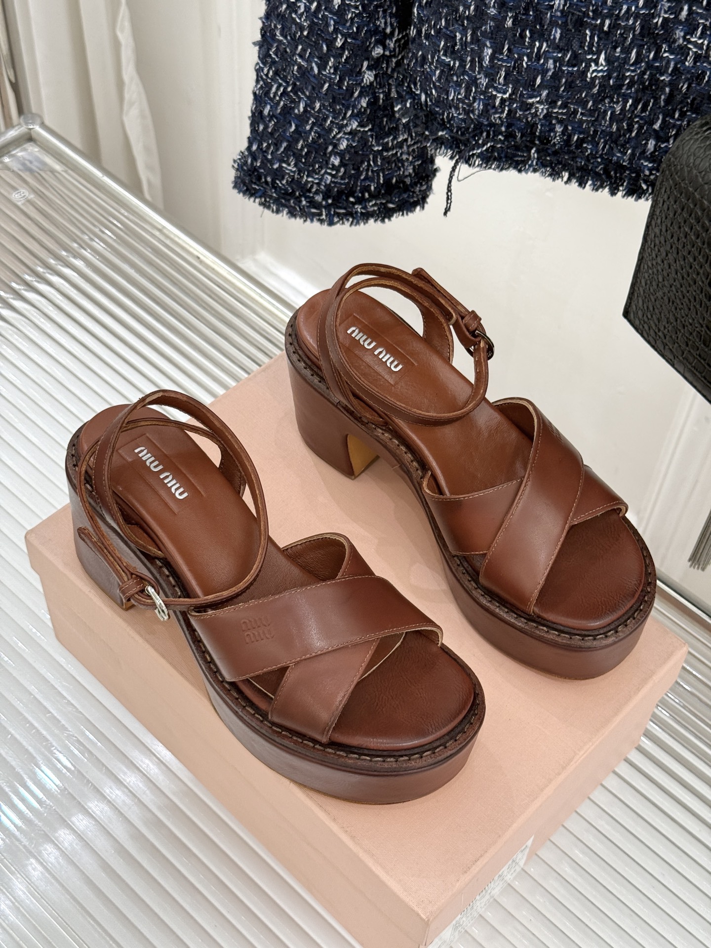 Miu Miu/缪缪26WF新品复古交叉带防水台粗跟凉鞋 Miu Miu以90年代复古美学重塑高跟凉鞋的