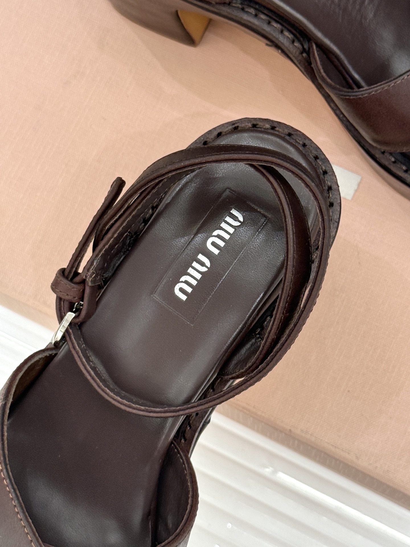 Miu Miu/缪缪26WF新品复古交叉带防水台粗跟凉鞋 Miu Miu以90年代复古美学重塑高跟凉鞋的