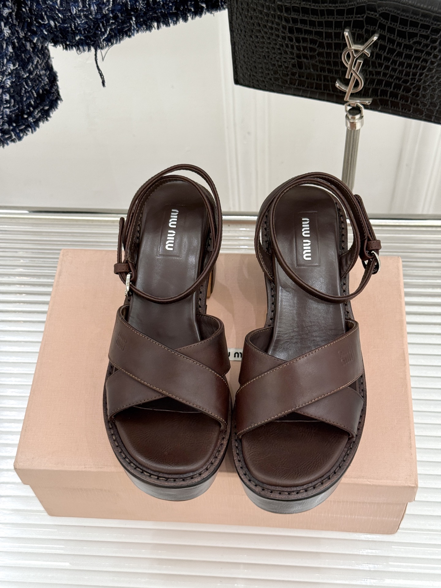 Miu Miu/缪缪26WF新品复古交叉带防水台粗跟凉鞋 Miu Miu以90年代复古美学重塑高跟凉鞋的