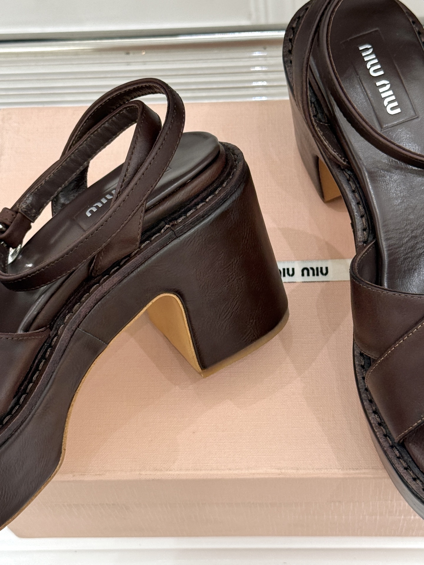 Miu Miu/缪缪26WF新品复古交叉带防水台粗跟凉鞋 Miu Miu以90年代复古美学重塑高跟凉鞋的