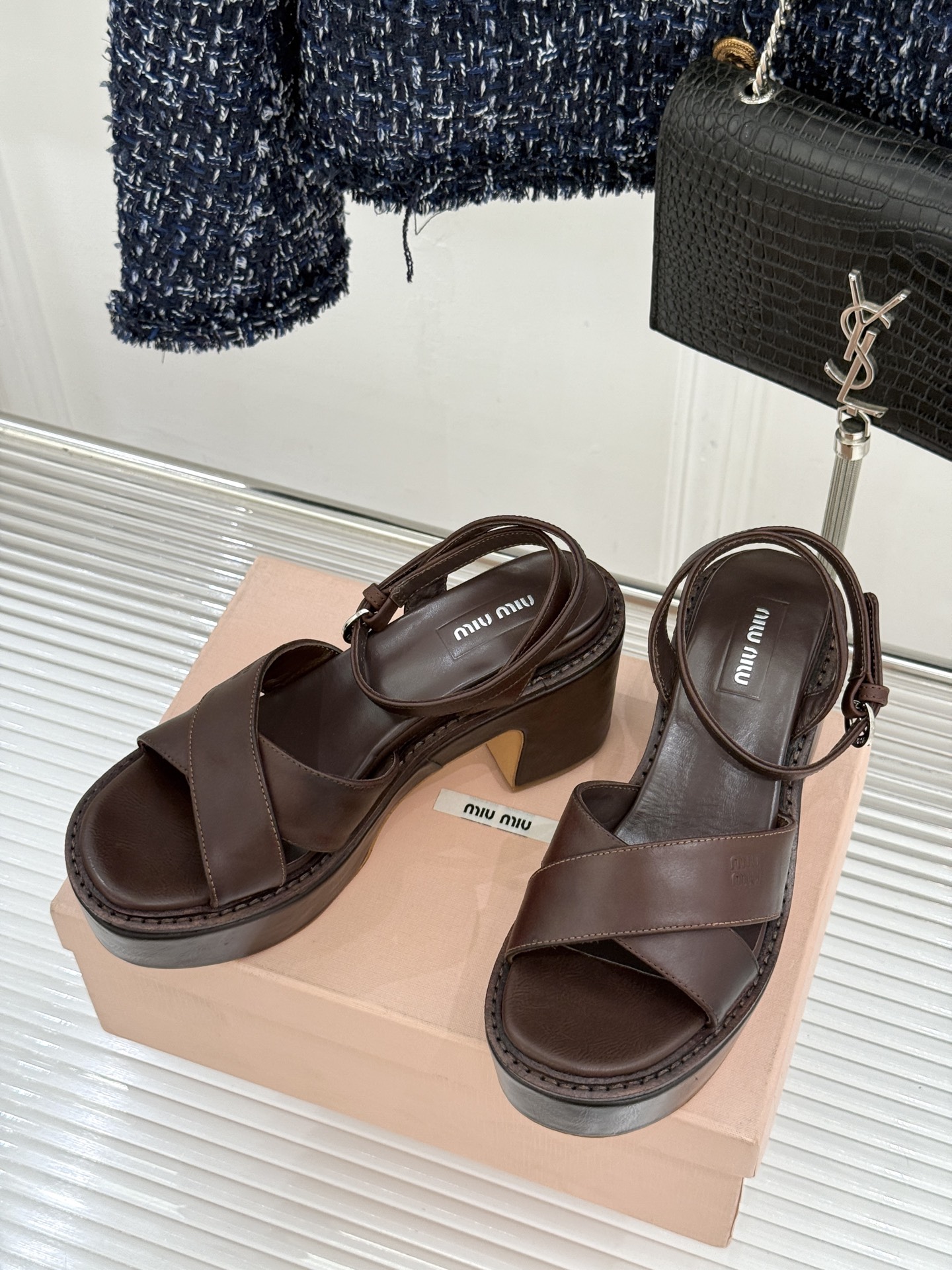 Miu Miu/缪缪26WF新品复古交叉带防水台粗跟凉鞋 Miu Miu以90年代复古美学重塑高跟凉鞋的