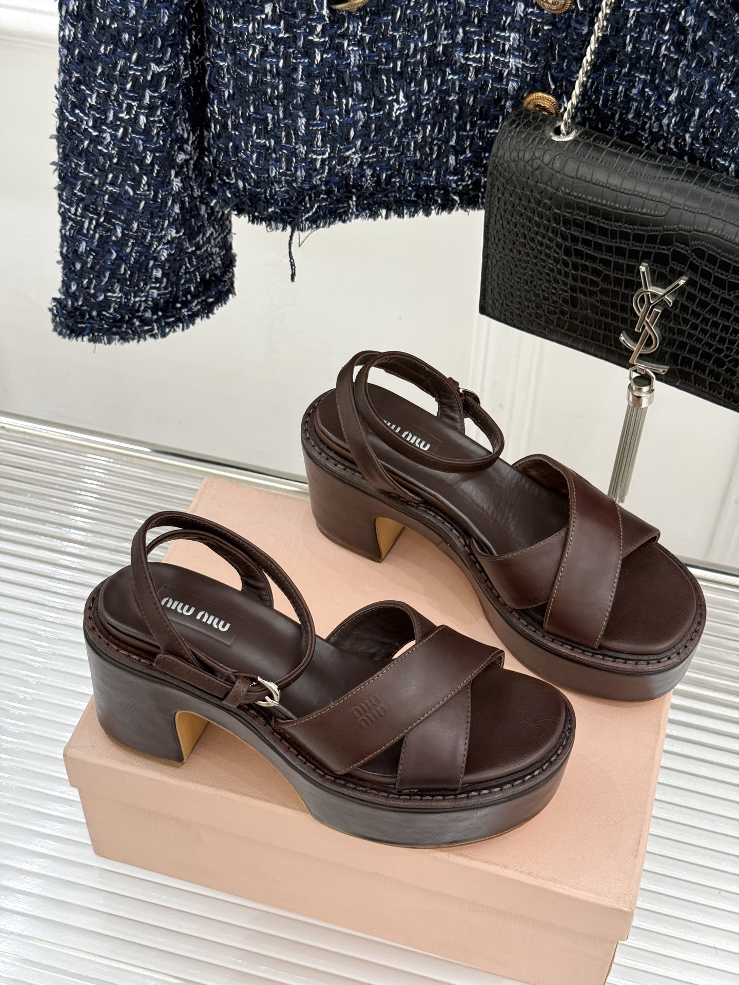 Miu Miu/缪缪26WF新品复古交叉带防水台粗跟凉鞋 Miu Miu以90年代复古美学重塑高跟凉鞋的