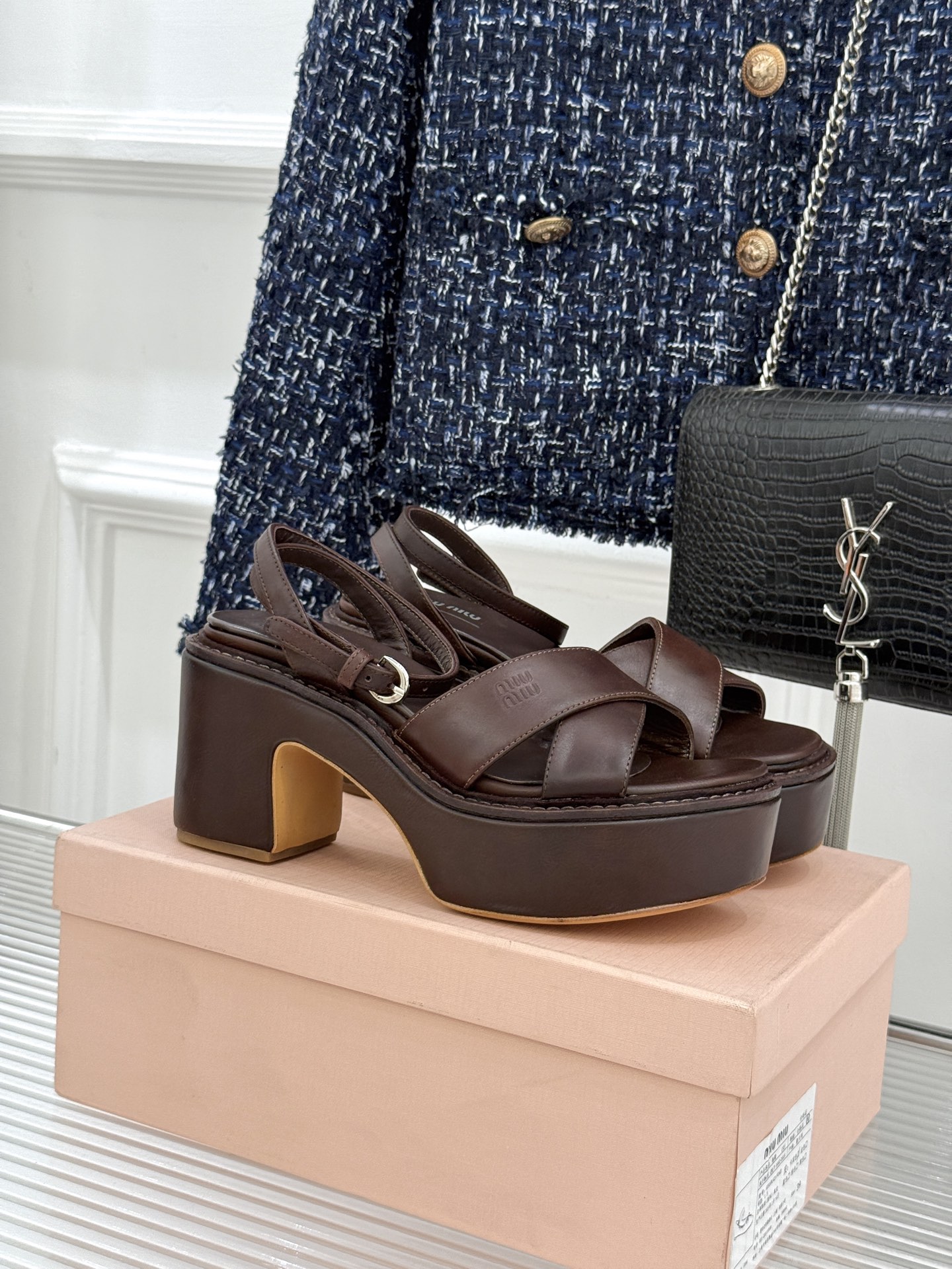 Miu Miu/缪缪26WF新品复古交叉带防水台粗跟凉鞋 Miu Miu以90年代复古美学重塑高跟凉鞋的