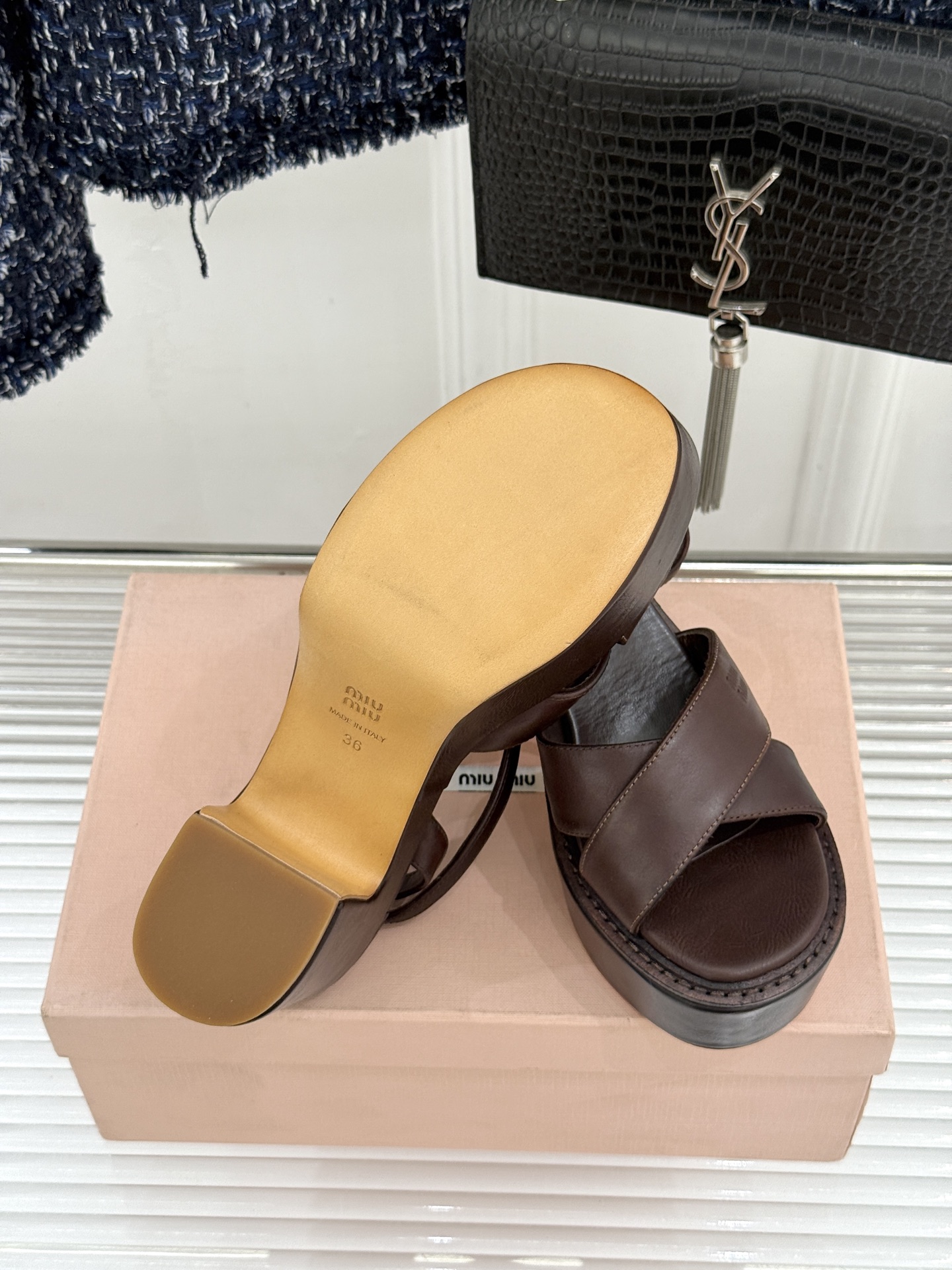 Miu Miu/缪缪26WF新品复古交叉带防水台粗跟凉鞋 Miu Miu以90年代复古美学重塑高跟凉鞋的