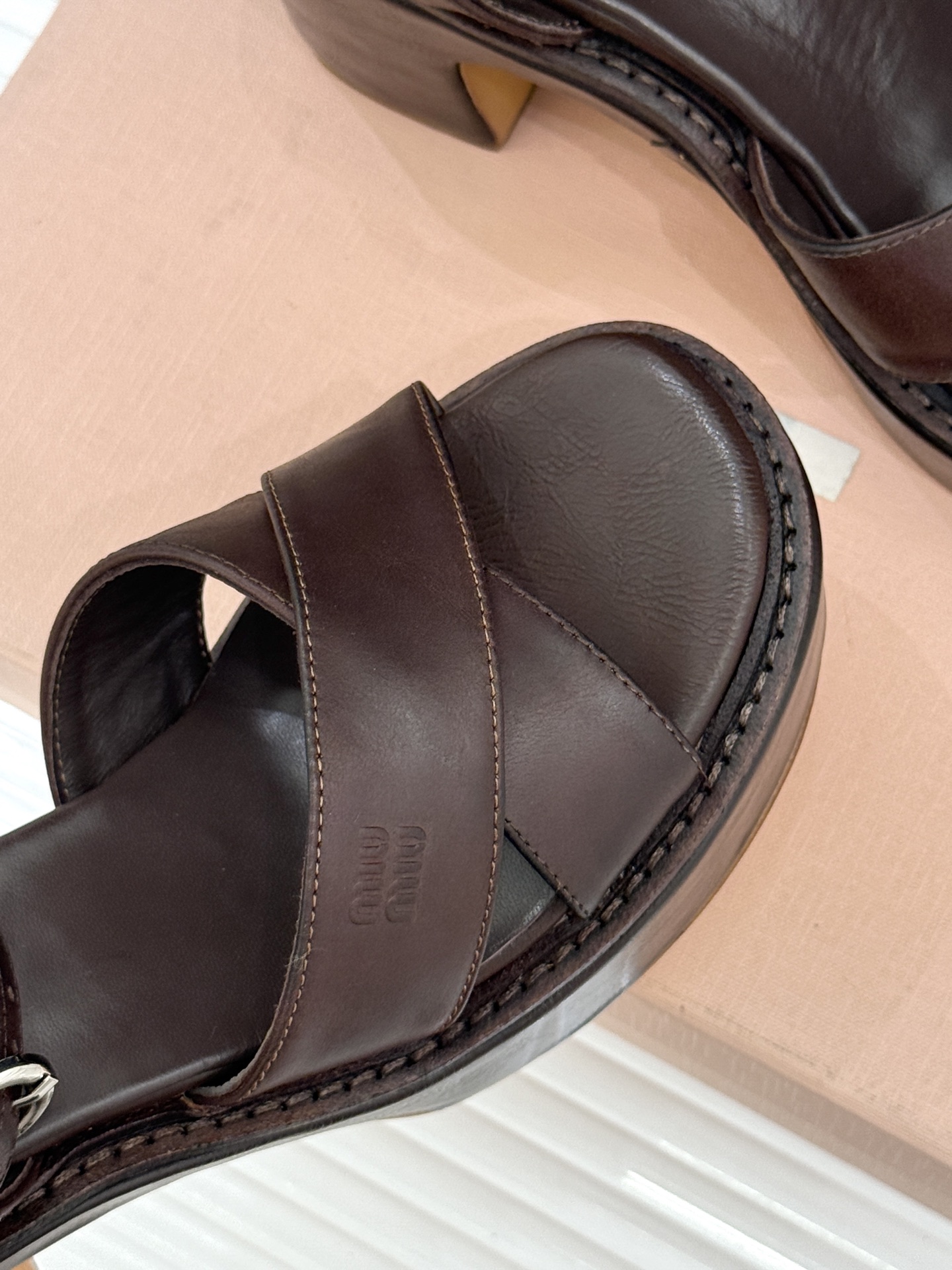 Miu Miu/缪缪26WF新品复古交叉带防水台粗跟凉鞋 Miu Miu以90年代复古美学重塑高跟凉鞋的