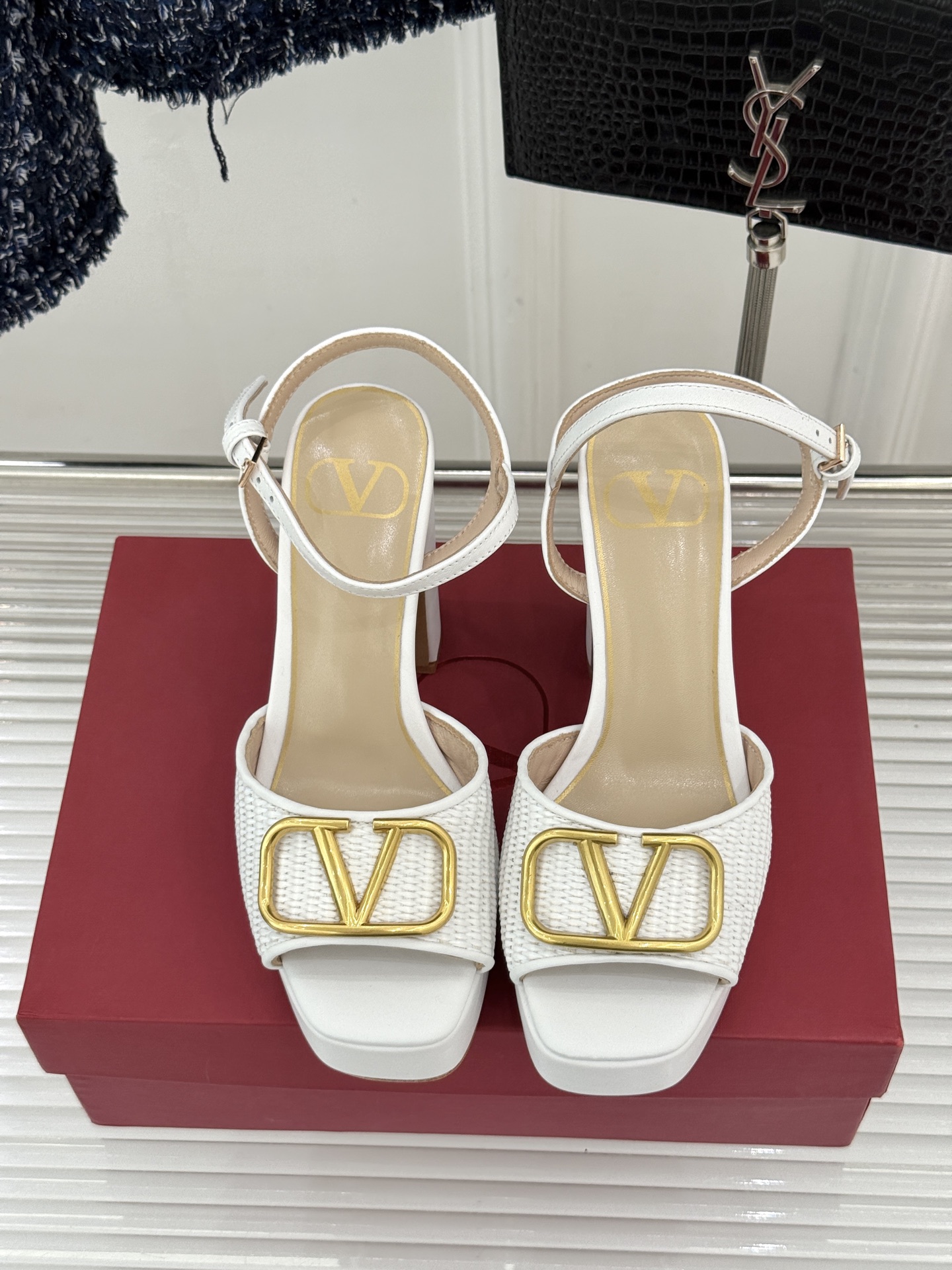 Valentino/华伦天奴26WF新品编织大V扣鱼嘴防水台粗跟高跟凉鞋将奢华与实用完美融合。细腻编织鞋