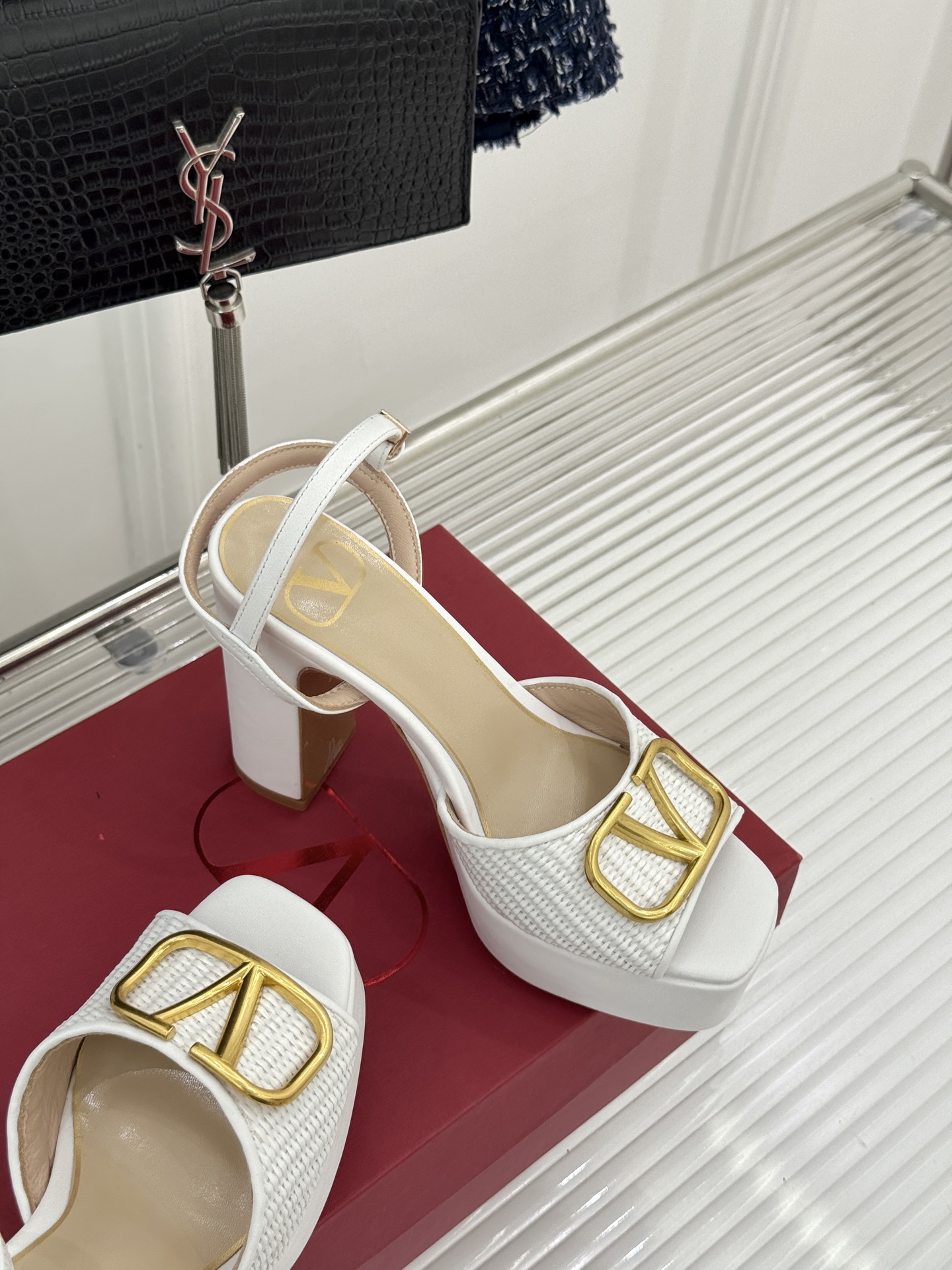 Valentino/华伦天奴26WF新品编织大V扣鱼嘴防水台粗跟高跟凉鞋将奢华与实用完美融合。细腻编织鞋