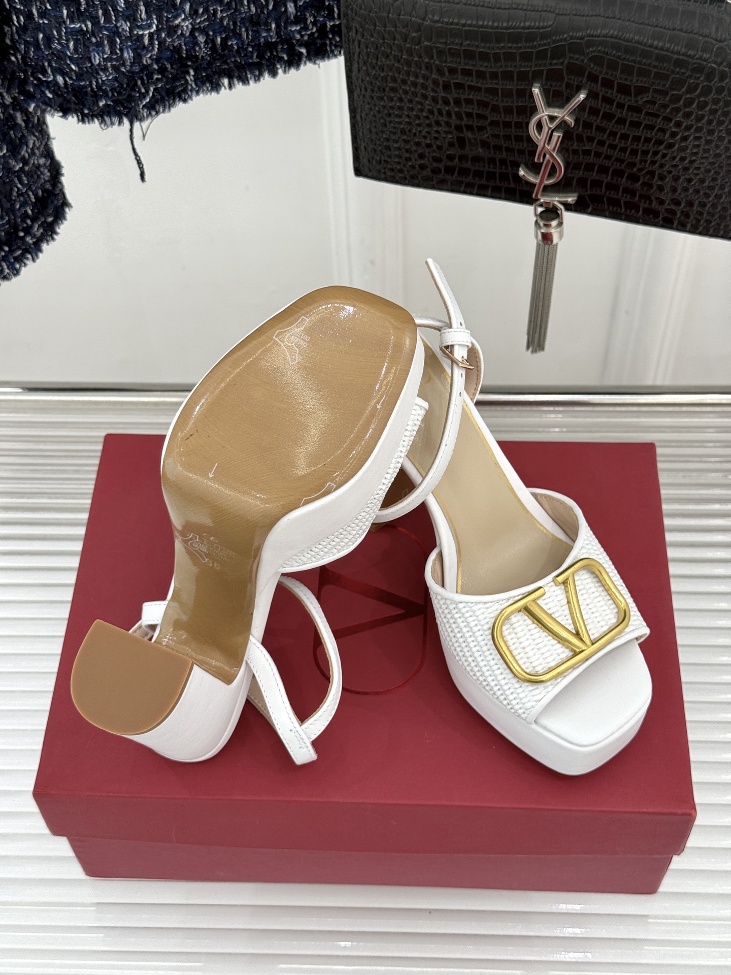 Valentino/华伦天奴26WF新品编织大V扣鱼嘴防水台粗跟高跟凉鞋将奢华与实用完美融合。细腻编织鞋