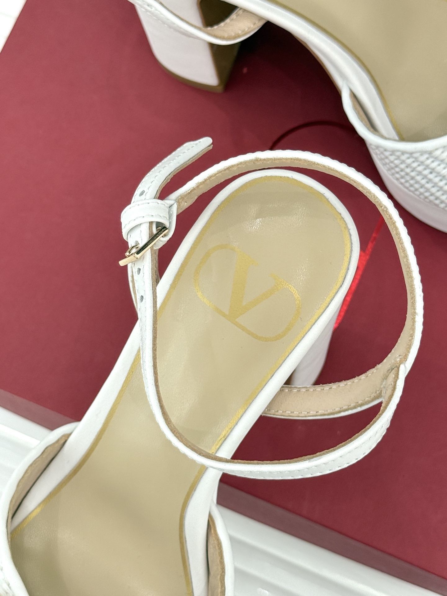 Valentino/华伦天奴26WF新品编织大V扣鱼嘴防水台粗跟高跟凉鞋将奢华与实用完美融合。细腻编织鞋