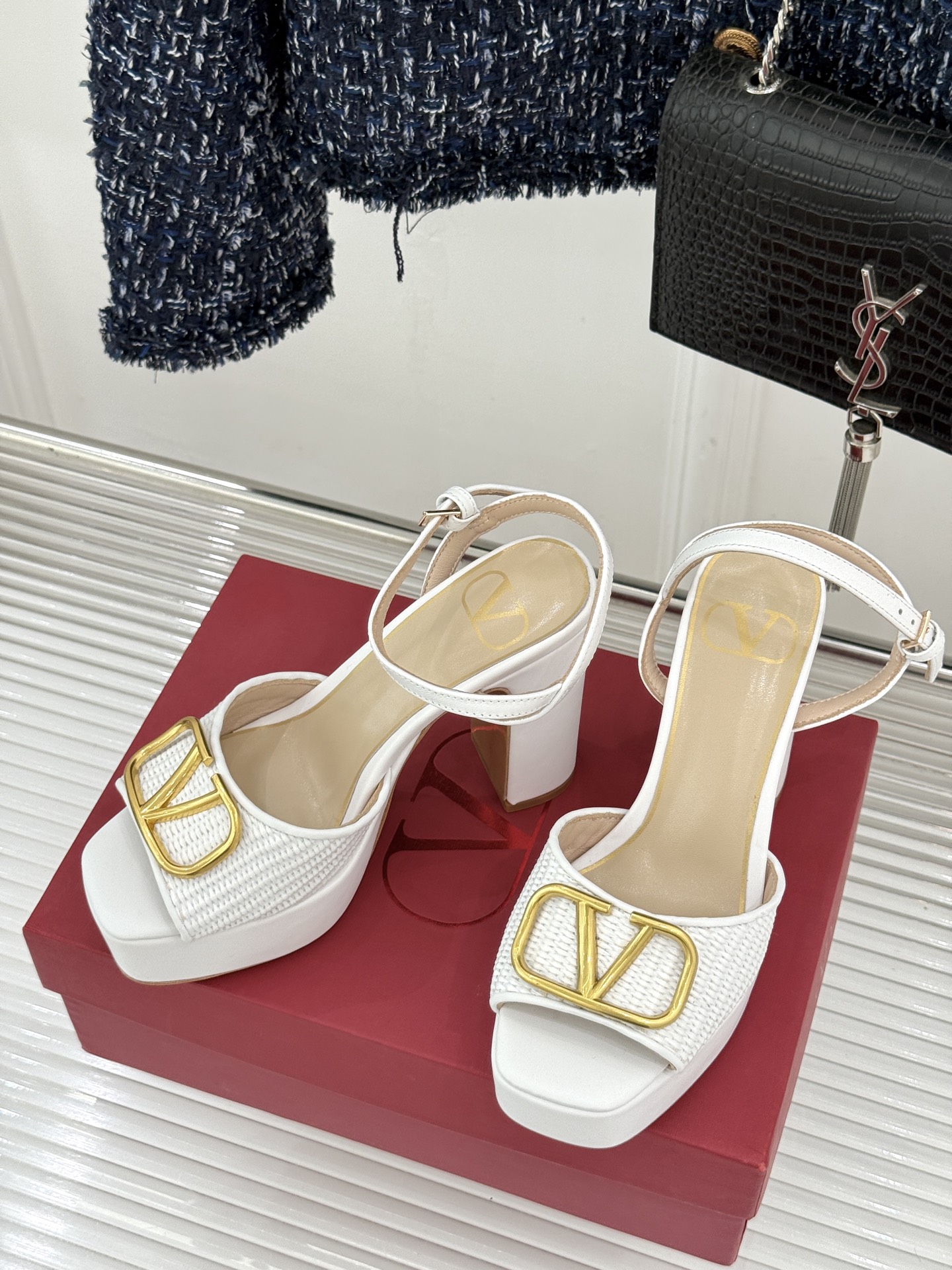 Valentino/华伦天奴26WF新品编织大V扣鱼嘴防水台粗跟高跟凉鞋将奢华与实用完美融合。细腻编织鞋