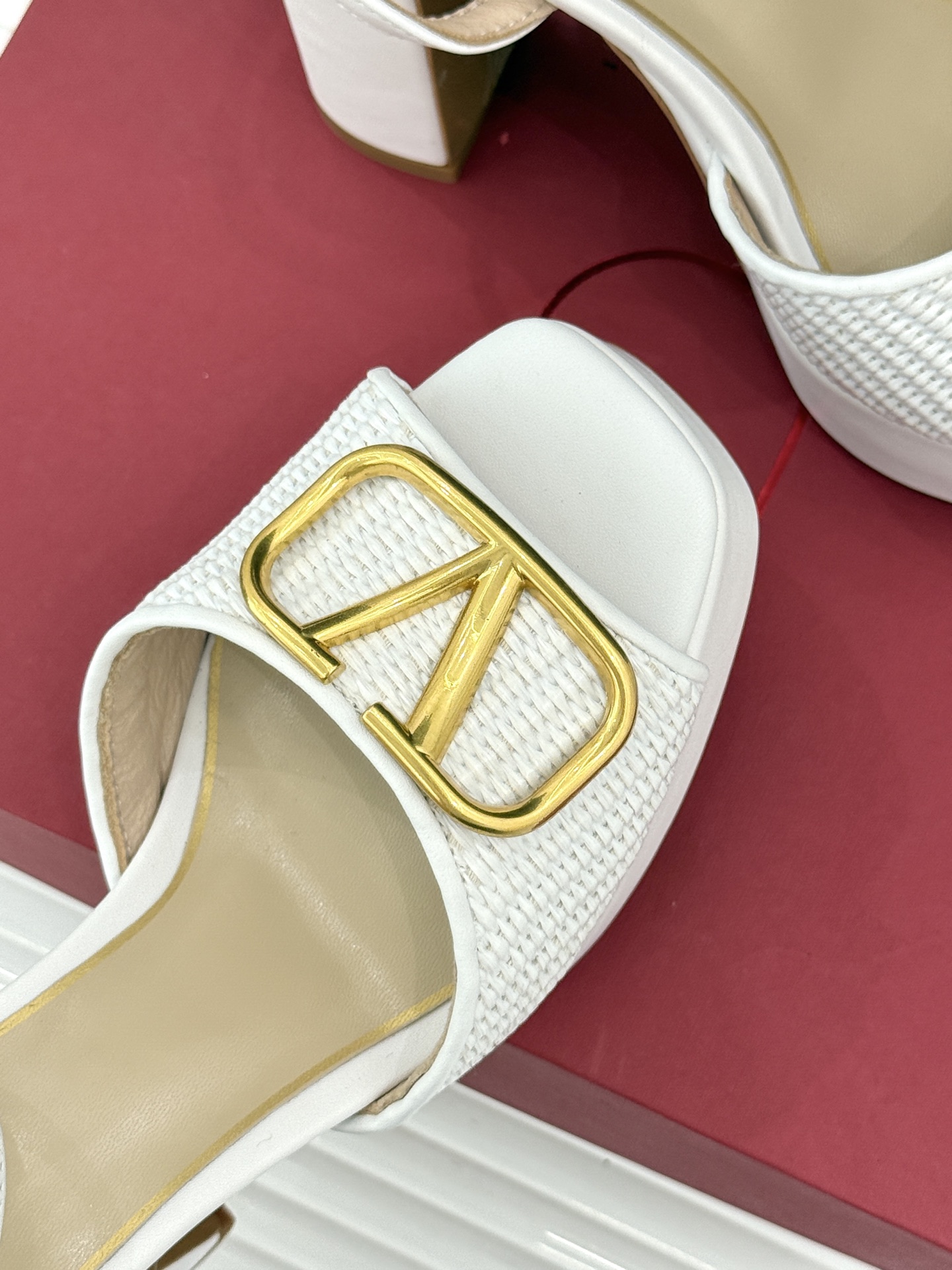 Valentino/华伦天奴26WF新品编织大V扣鱼嘴防水台粗跟高跟凉鞋将奢华与实用完美融合。细腻编织鞋