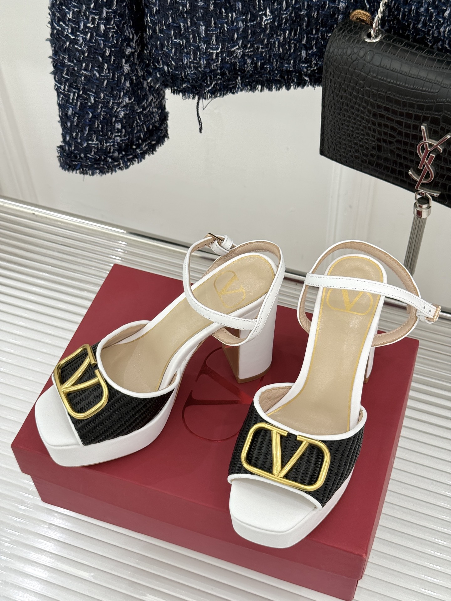 Valentino/华伦天奴26WF新品编织大V扣鱼嘴防水台粗跟高跟凉鞋将奢华与实用完美融合。细腻编织鞋