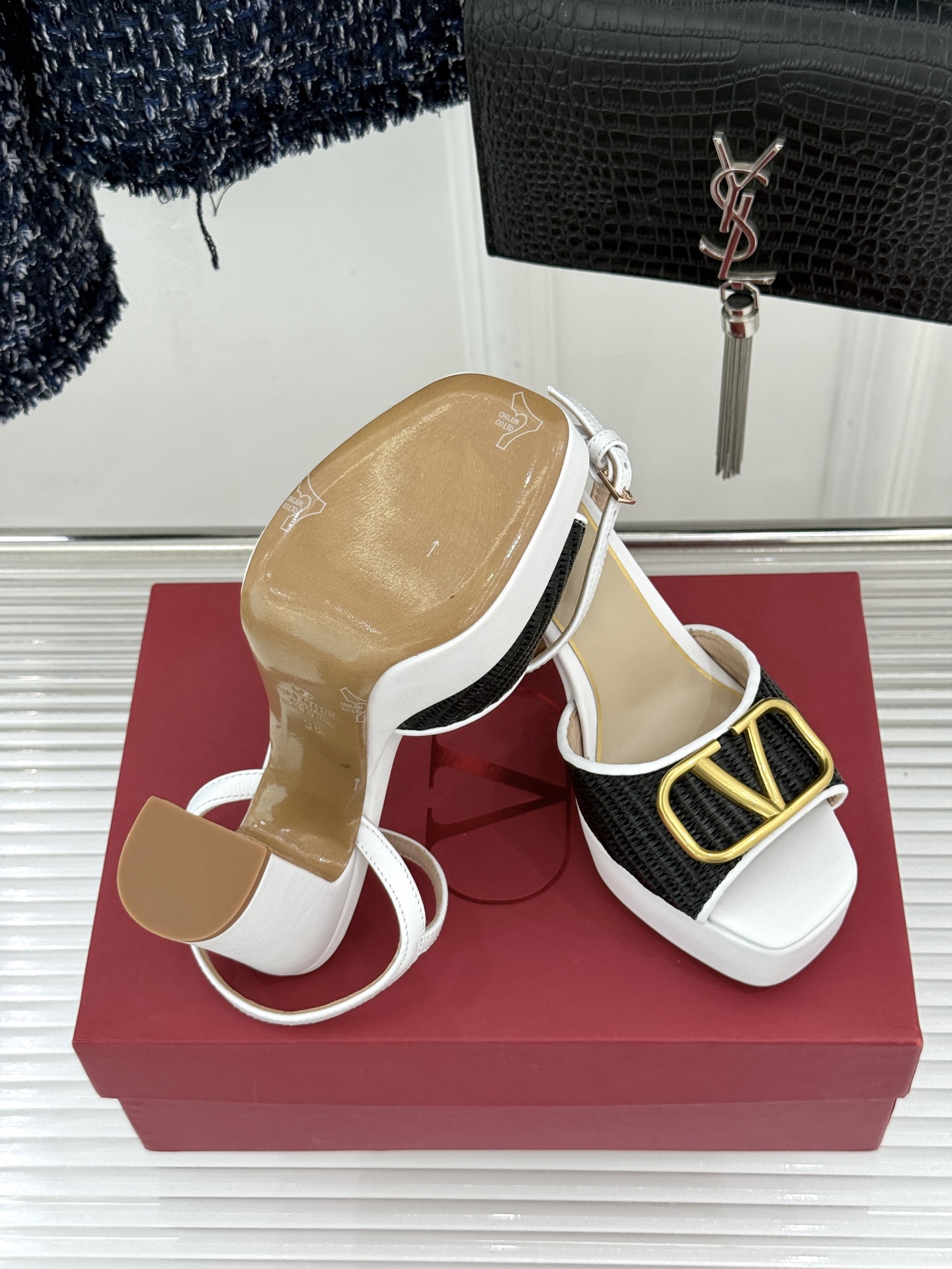 Valentino/华伦天奴26WF新品编织大V扣鱼嘴防水台粗跟高跟凉鞋将奢华与实用完美融合。细腻编织鞋