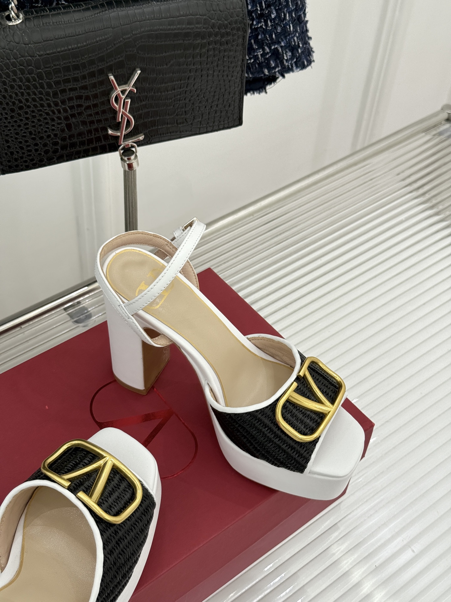 Valentino/华伦天奴26WF新品编织大V扣鱼嘴防水台粗跟高跟凉鞋将奢华与实用完美融合。细腻编织鞋