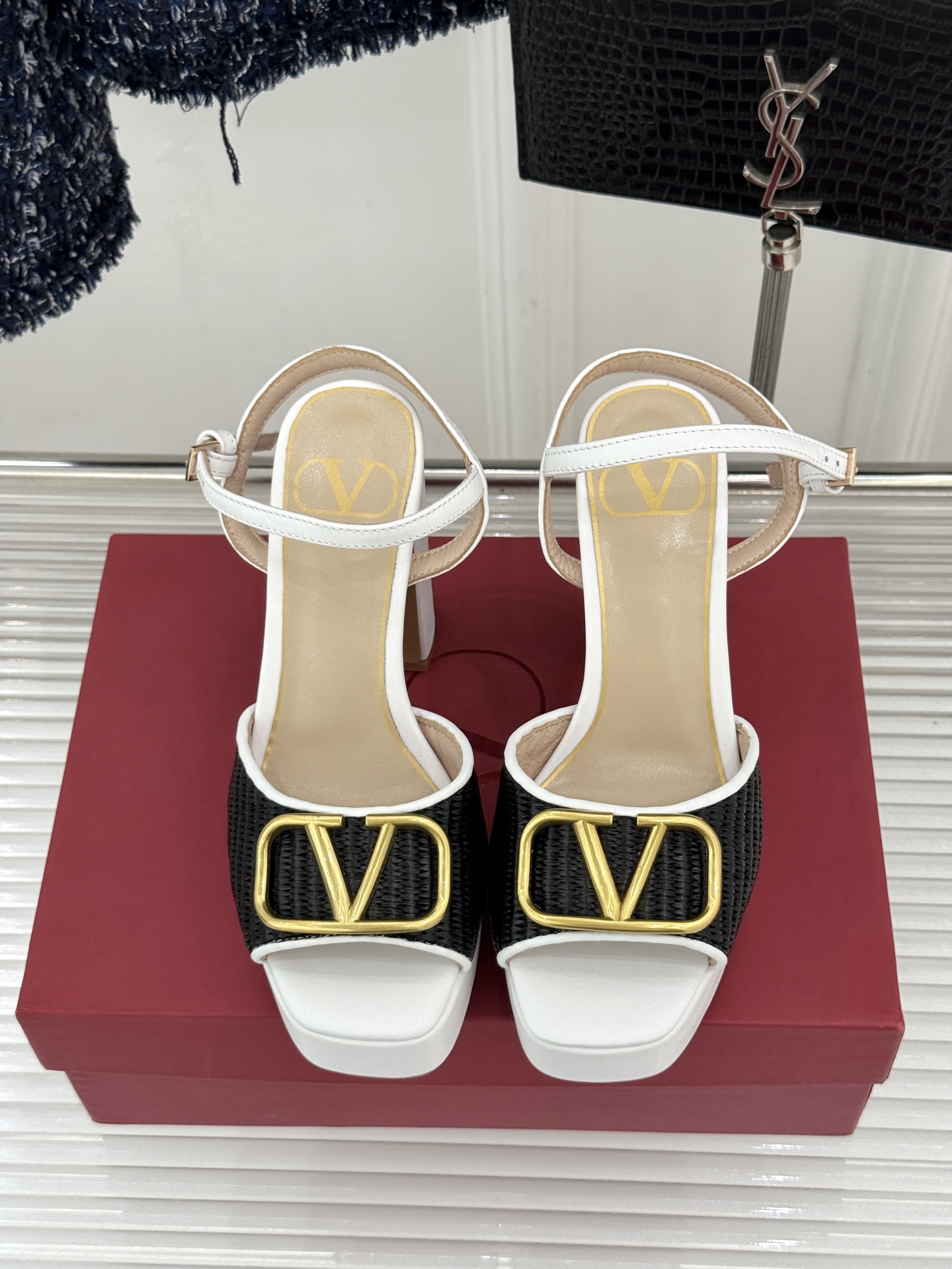 Valentino/华伦天奴26WF新品编织大V扣鱼嘴防水台粗跟高跟凉鞋将奢华与实用完美融合。细腻编织鞋