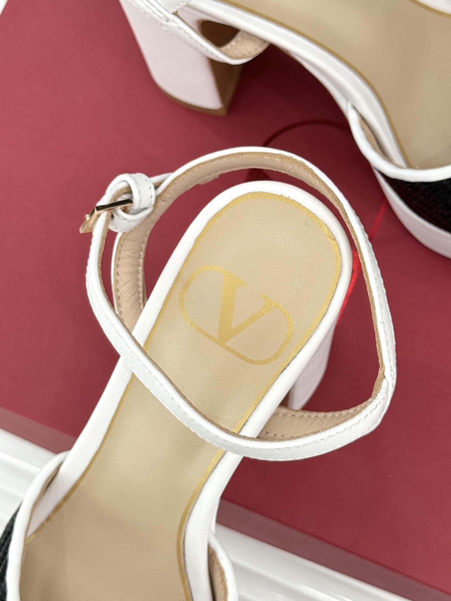 Valentino/华伦天奴26WF新品编织大V扣鱼嘴防水台粗跟高跟凉鞋将奢华与实用完美融合。细腻编织鞋