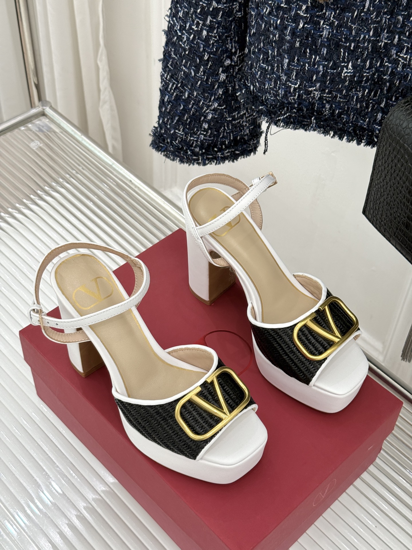 Valentino/华伦天奴26WF新品编织大V扣鱼嘴防水台粗跟高跟凉鞋将奢华与实用完美融合。细腻编织鞋