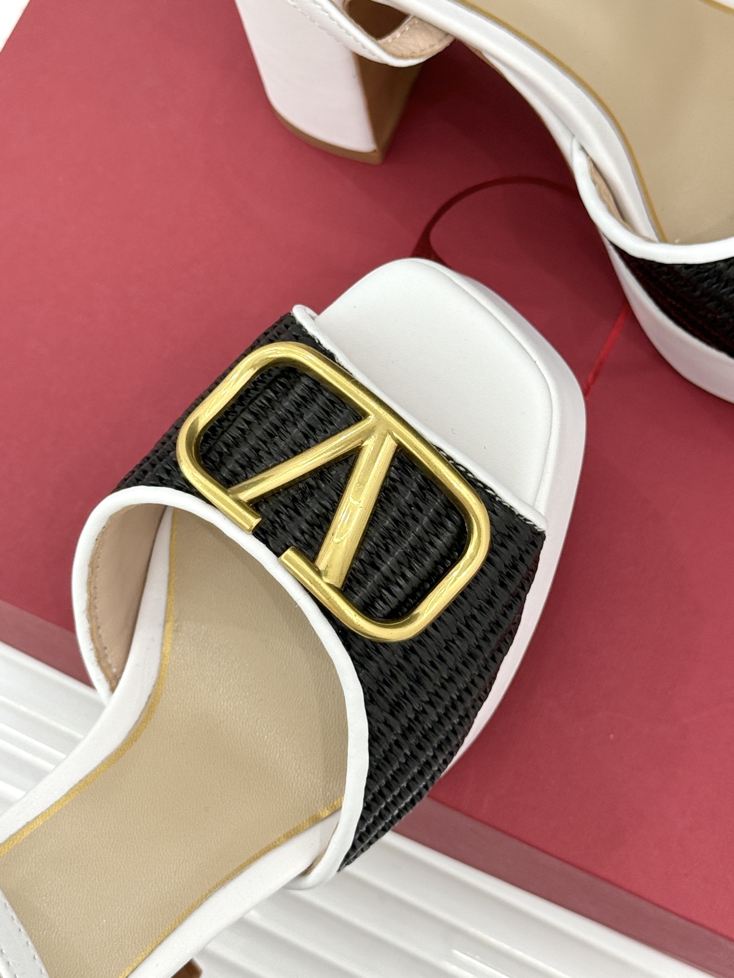 Valentino/华伦天奴26WF新品编织大V扣鱼嘴防水台粗跟高跟凉鞋将奢华与实用完美融合。细腻编织鞋