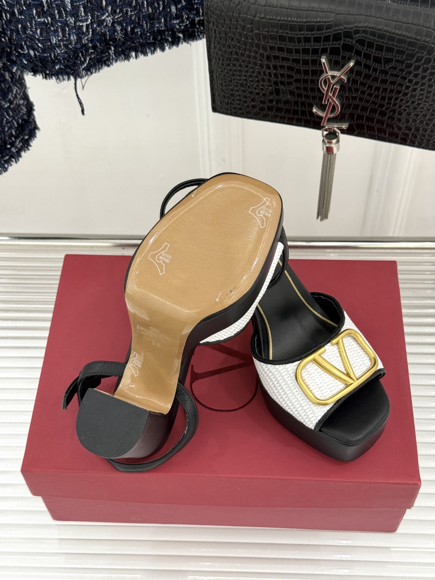 Valentino/华伦天奴26WF新品编织大V扣鱼嘴防水台粗跟高跟凉鞋将奢华与实用完美融合。细腻编织鞋