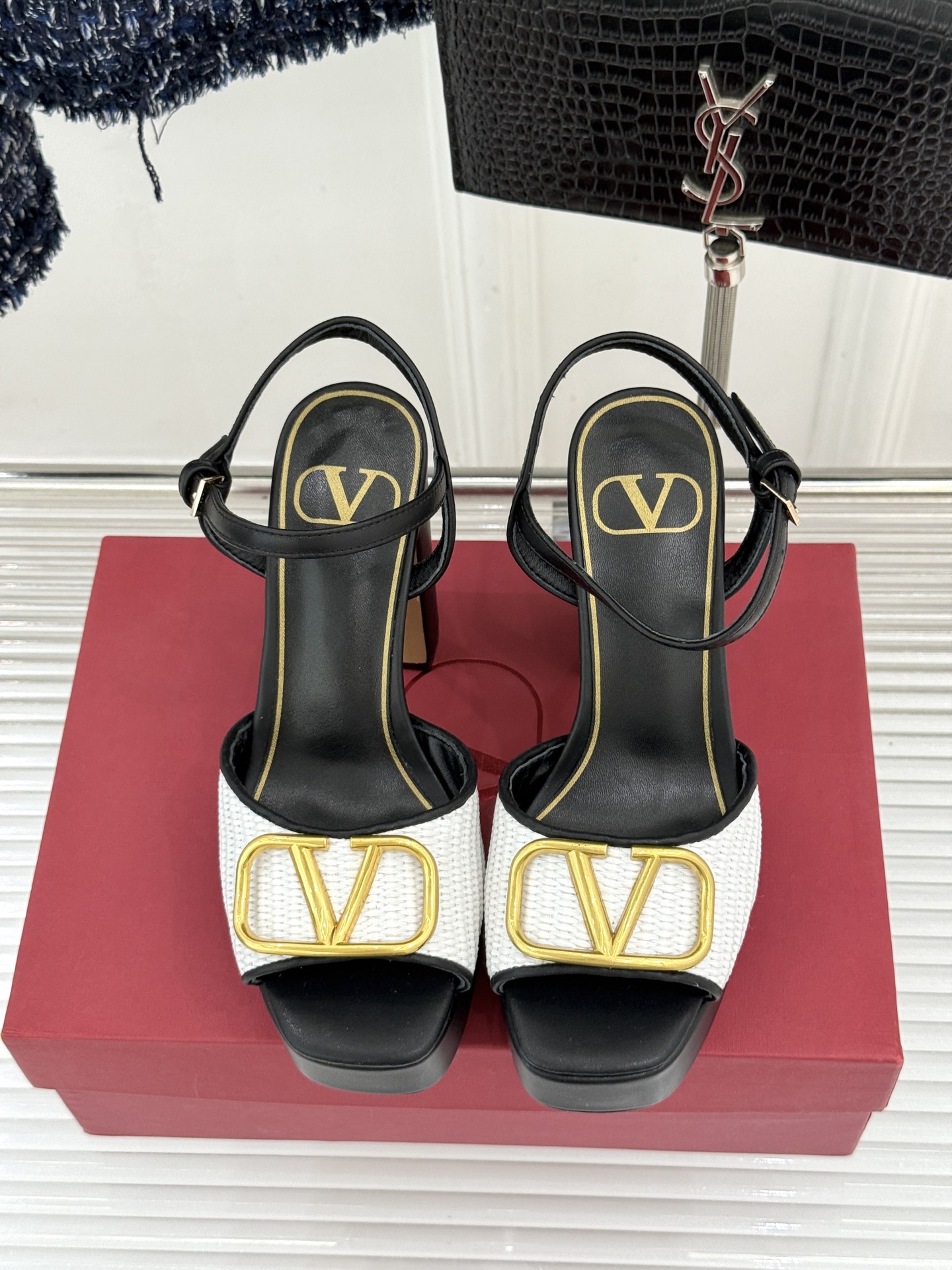 Valentino/华伦天奴26WF新品编织大V扣鱼嘴防水台粗跟高跟凉鞋将奢华与实用完美融合。细腻编织鞋