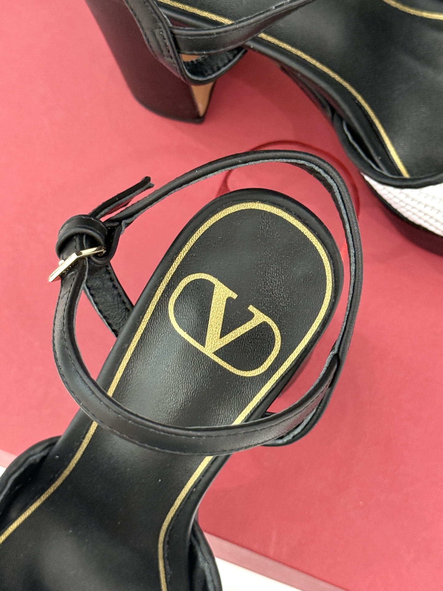 Valentino/华伦天奴26WF新品编织大V扣鱼嘴防水台粗跟高跟凉鞋将奢华与实用完美融合。细腻编织鞋