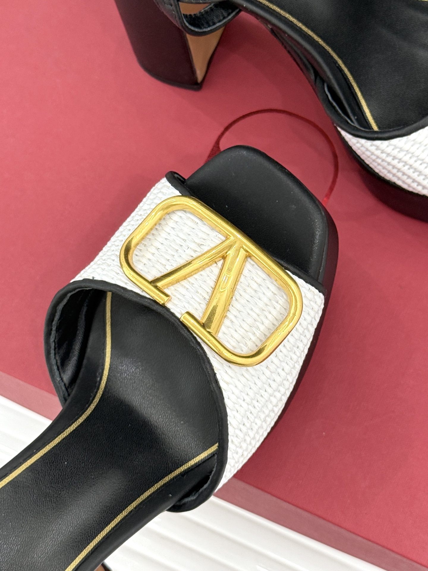 Valentino/华伦天奴26WF新品编织大V扣鱼嘴防水台粗跟高跟凉鞋将奢华与实用完美融合。细腻编织鞋