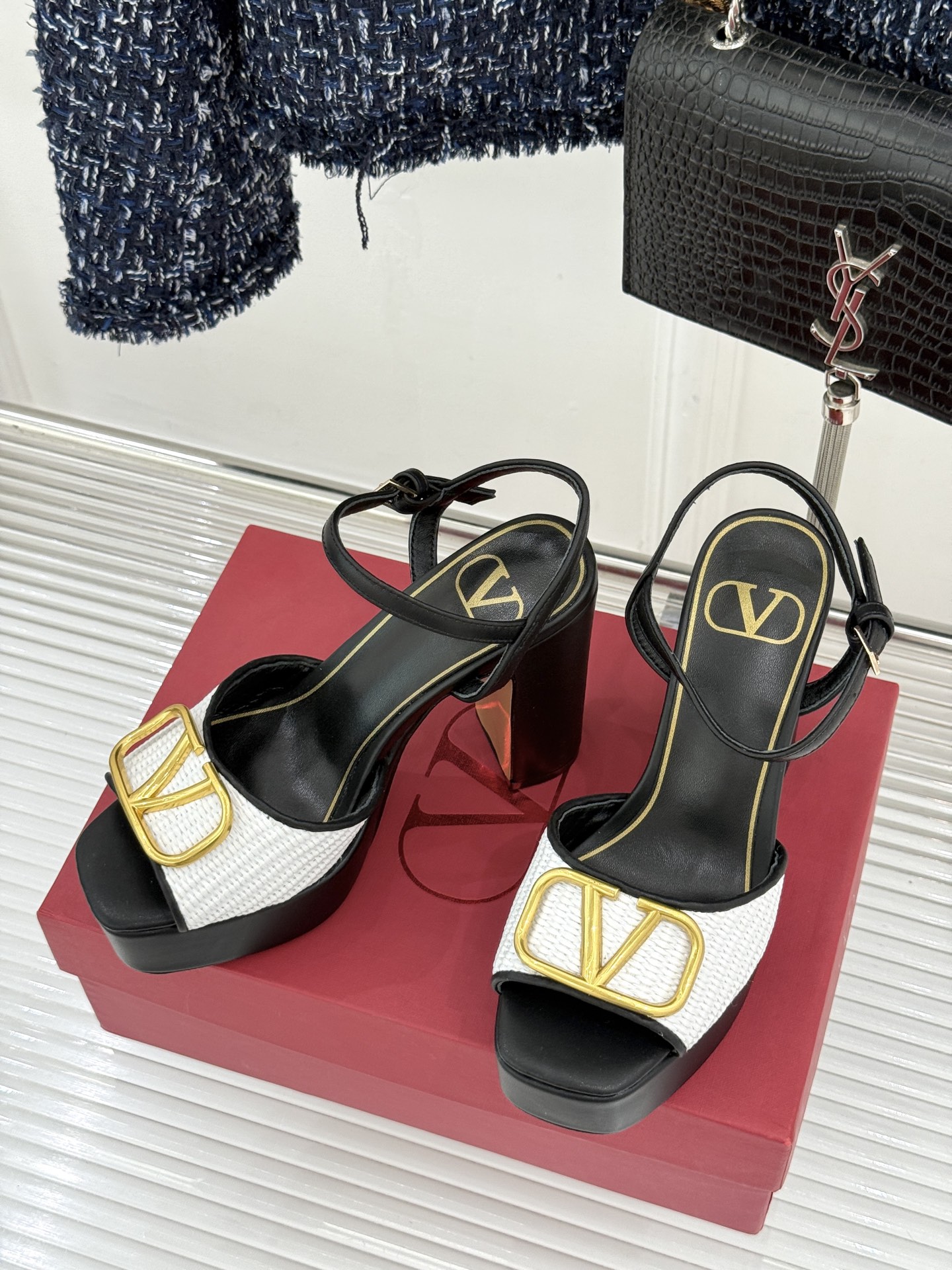 Valentino/华伦天奴26WF新品编织大V扣鱼嘴防水台粗跟高跟凉鞋将奢华与实用完美融合。细腻编织鞋